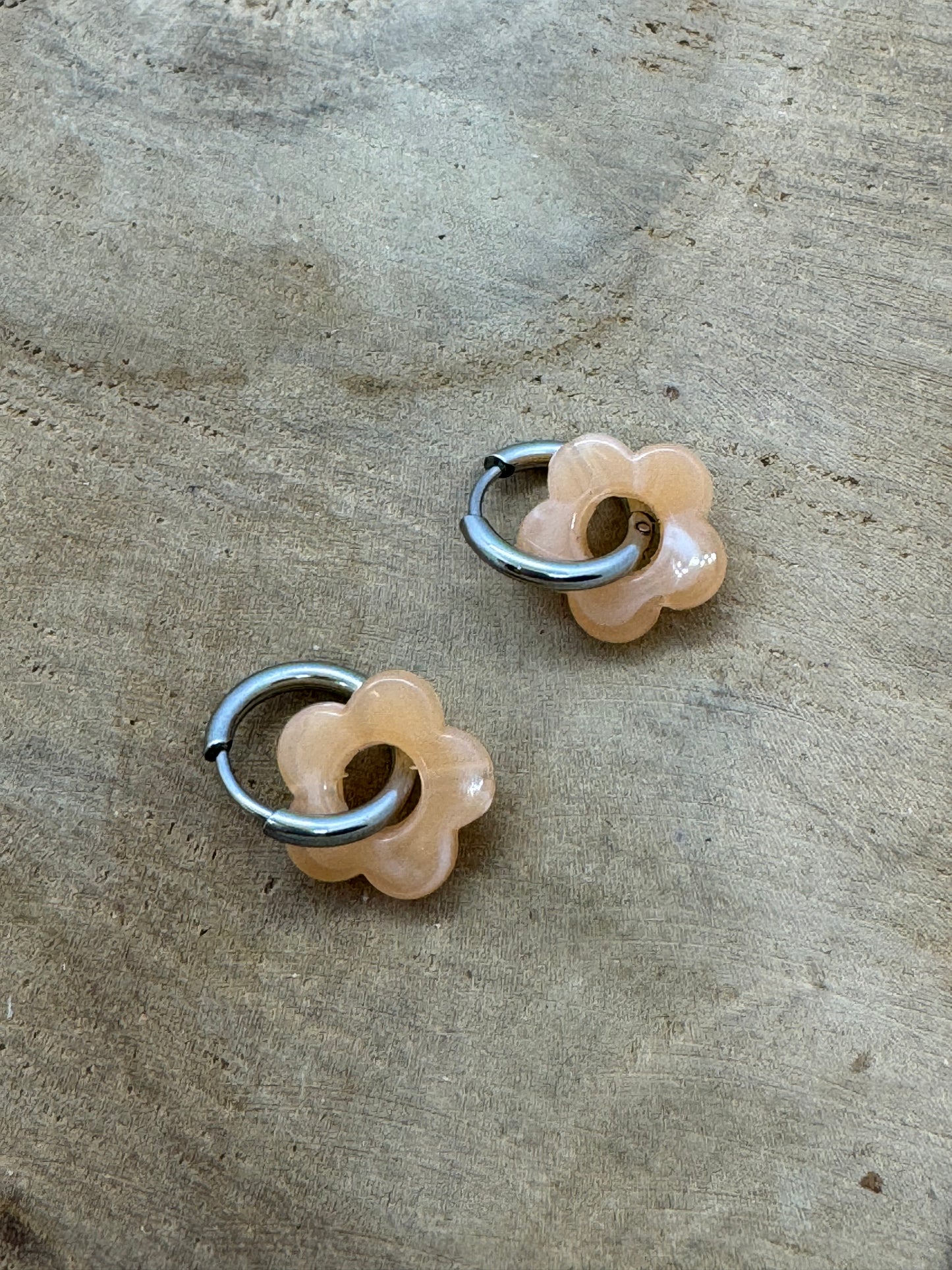 Boucles d’oreilles Créoles, avec petite fleur en acrylique colorées