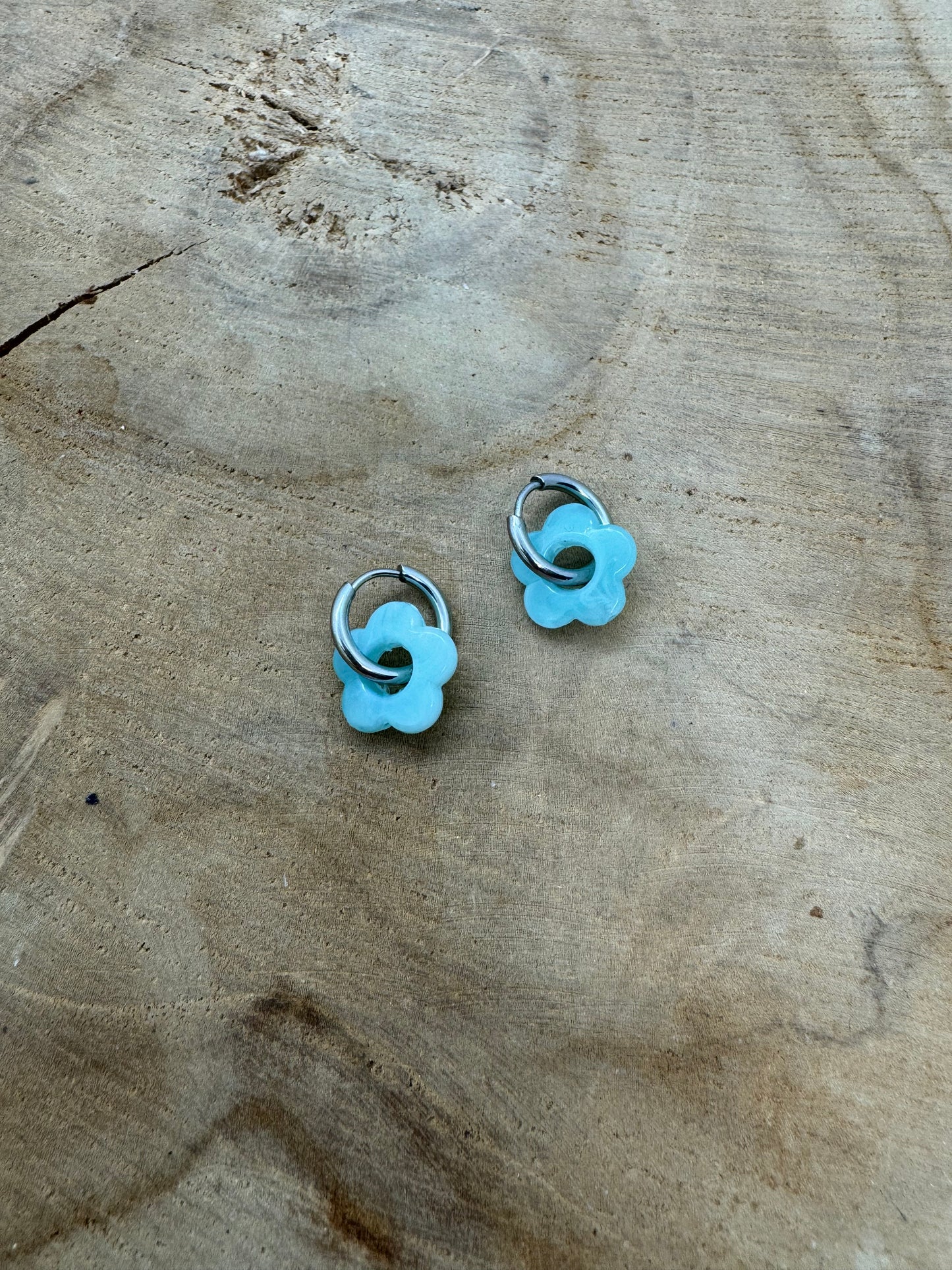 Boucles d’oreilles Créoles, avec petite fleur en acrylique colorées