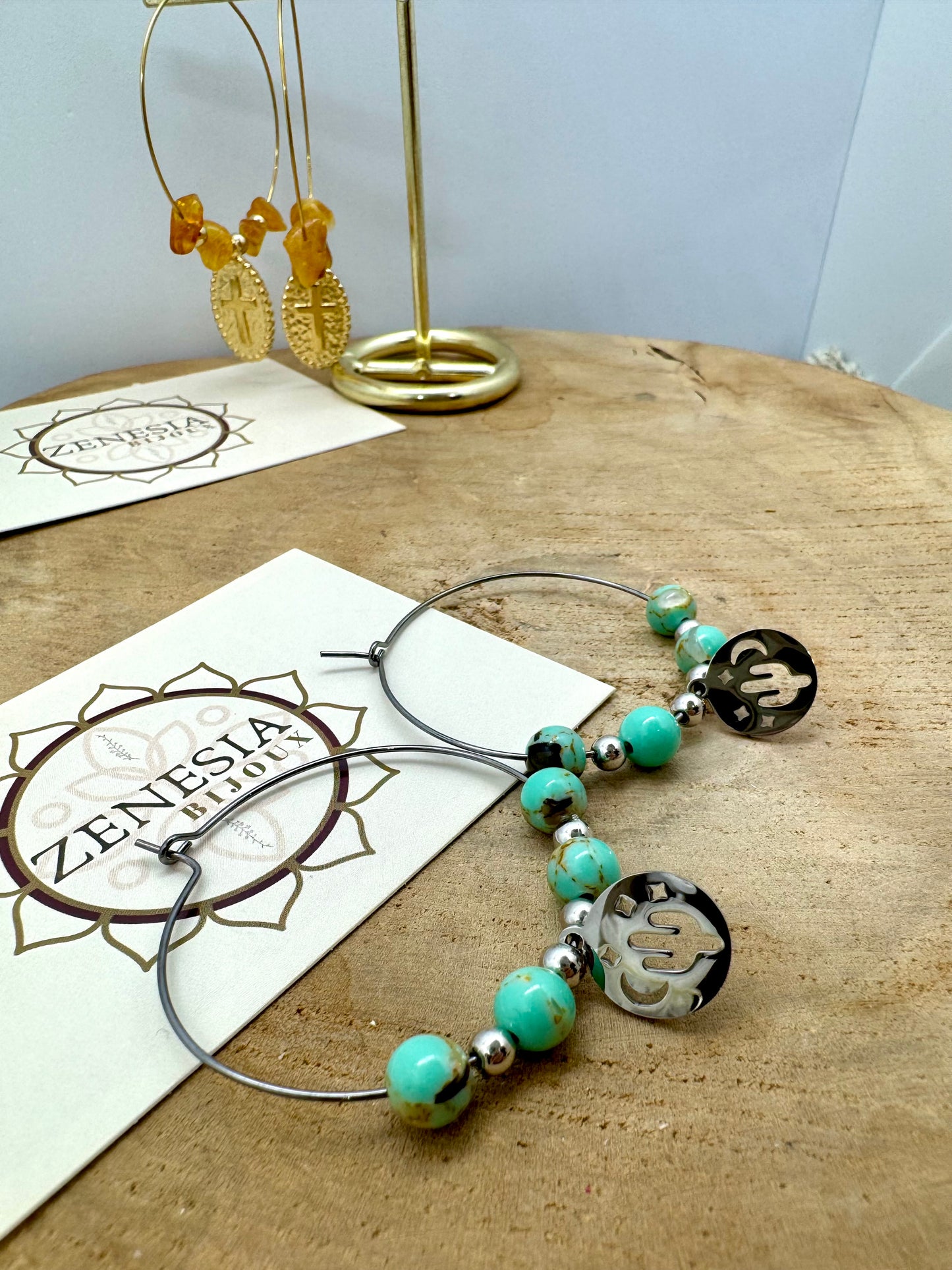 Boucles d’oreilles créoles bohème avec pierres naturelles et breloques