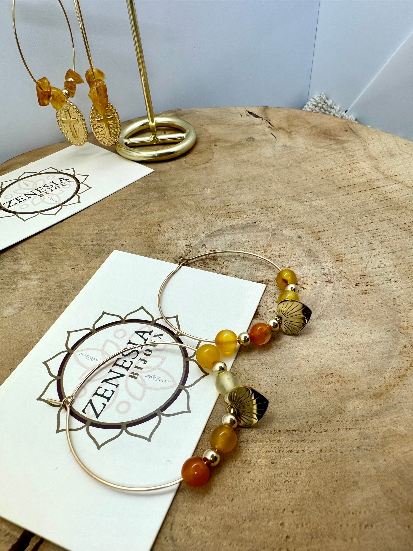 Boucles d’oreilles créoles bohème avec pierres naturelles et breloques