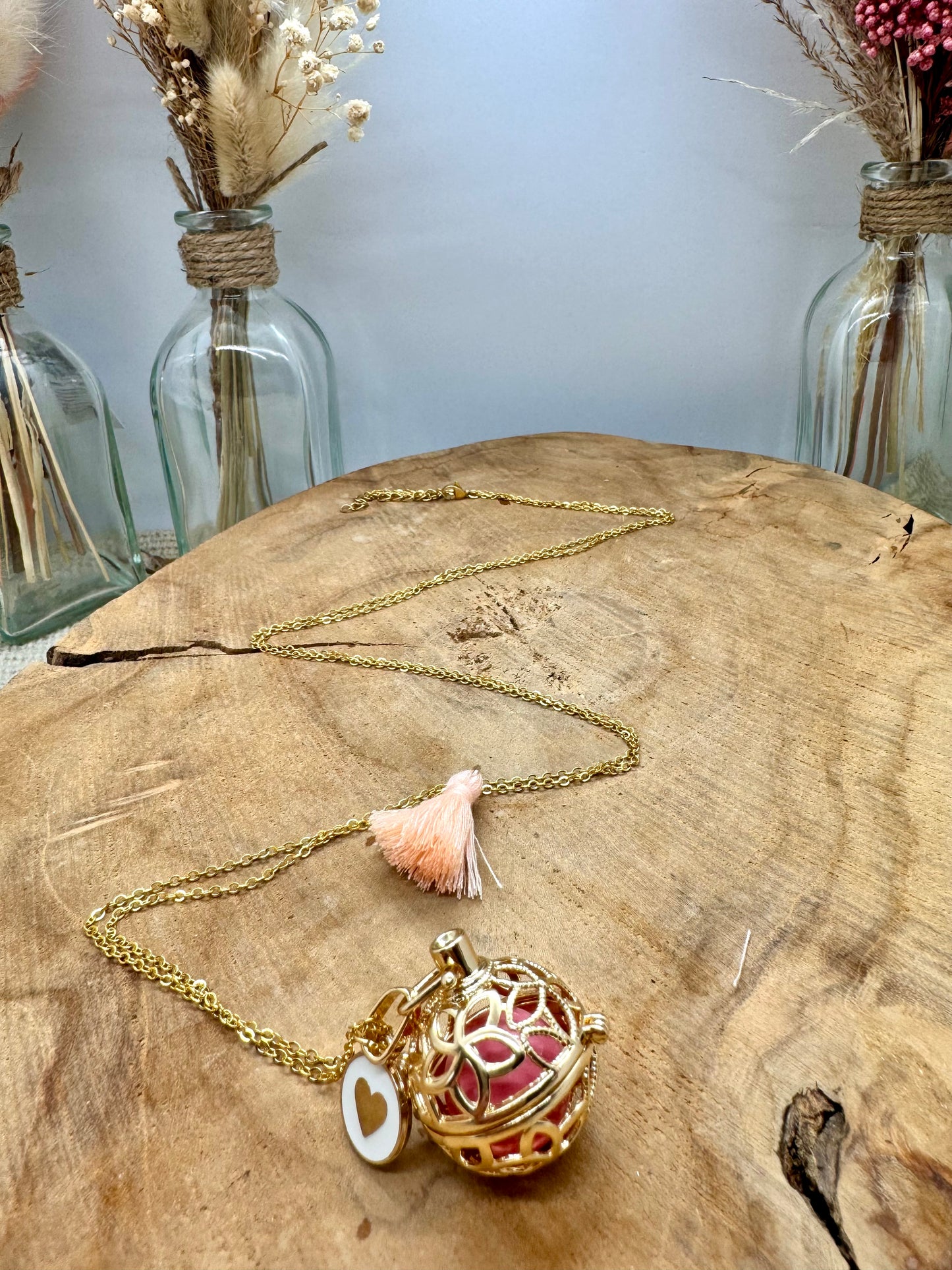 Bola de Grossesse en Acier Inoxydable Doré et Rose Layette avec Breloques Cœurs et Pompon Rose