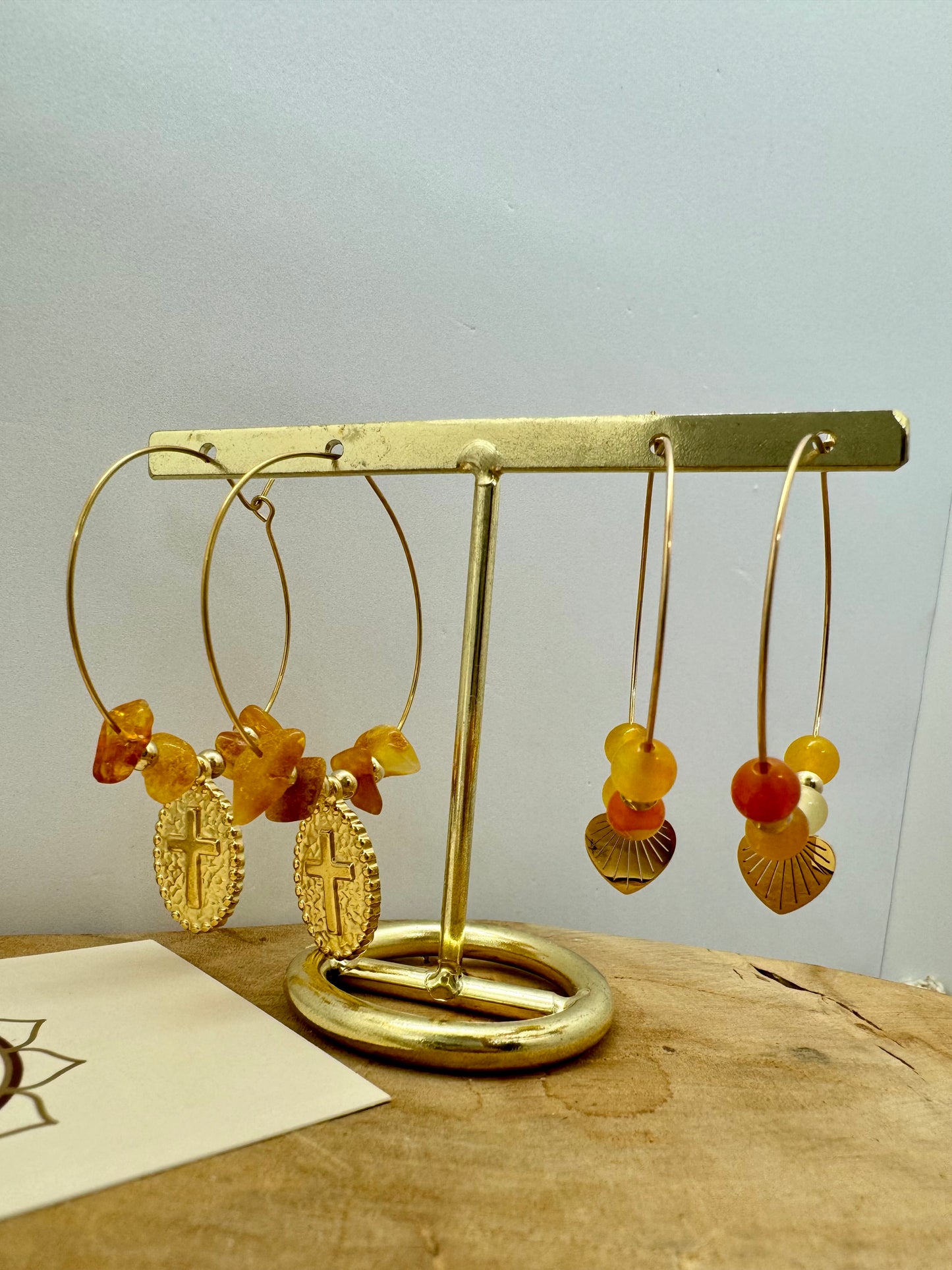 Boucles d’oreilles créoles bohème avec pierres naturelles et breloques