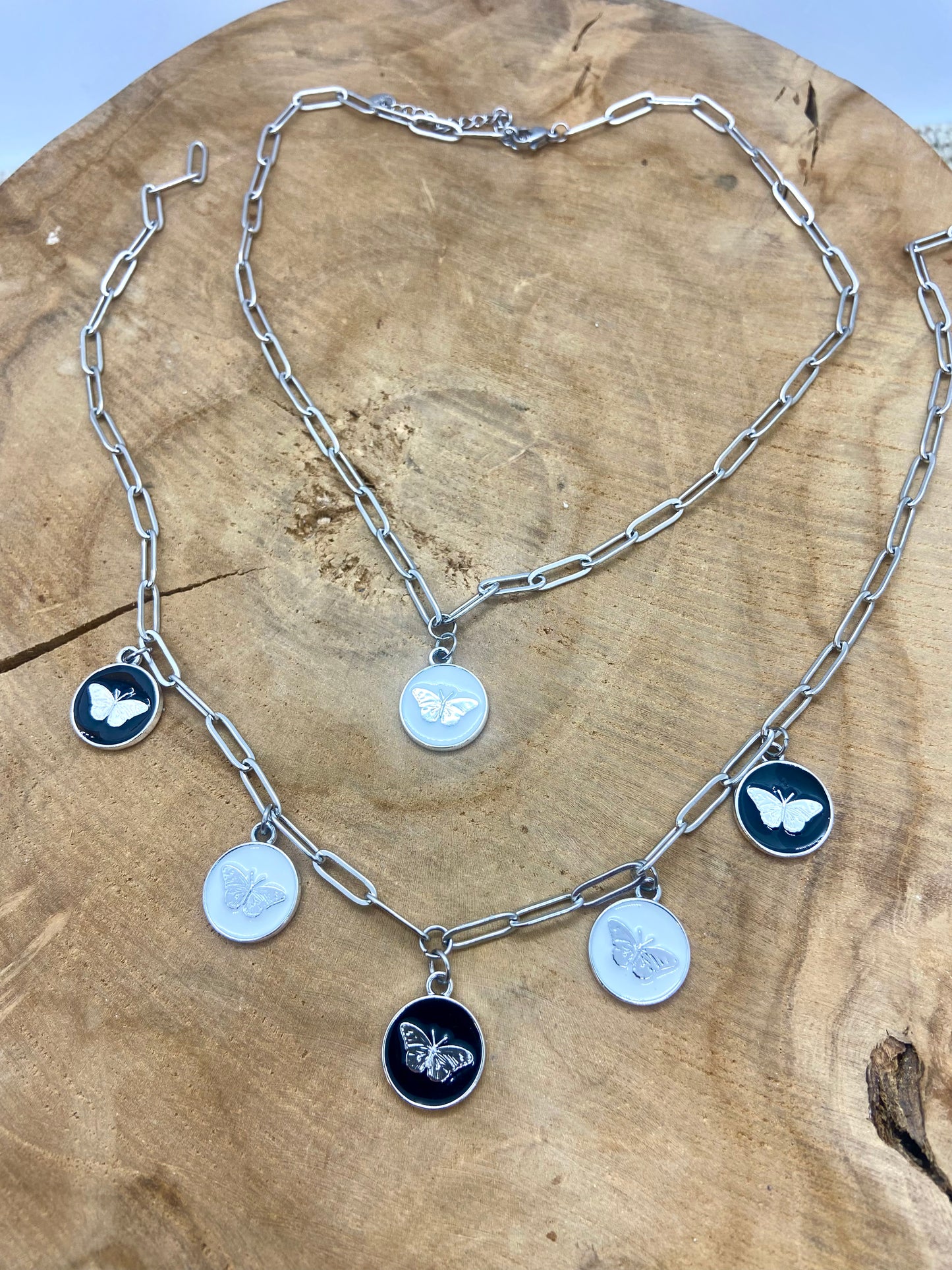 Collier chaine acier gros maillons breloques papillons argentés