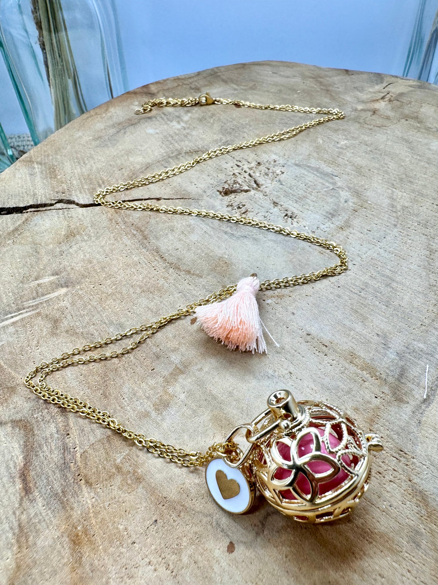 Bola de Grossesse en Acier Inoxydable Doré et Rose Layette avec Breloques Cœurs et Pompon Rose