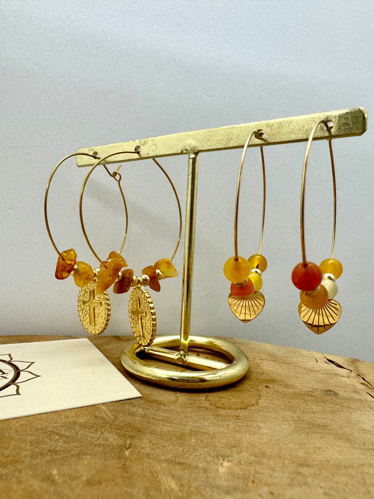 Boucles d’oreilles créoles bohème avec pierres naturelles et breloques