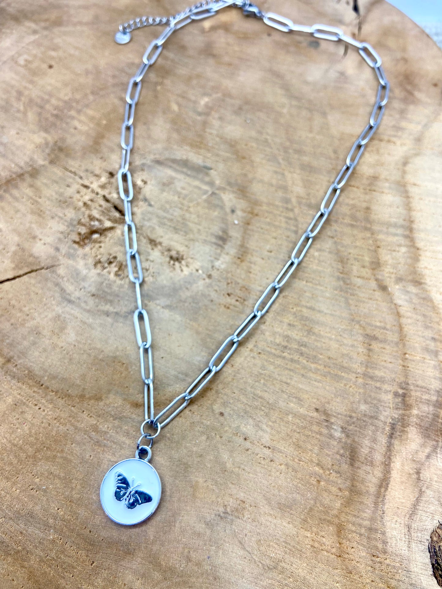 Collier chaine acier gros maillons breloques papillons argentés