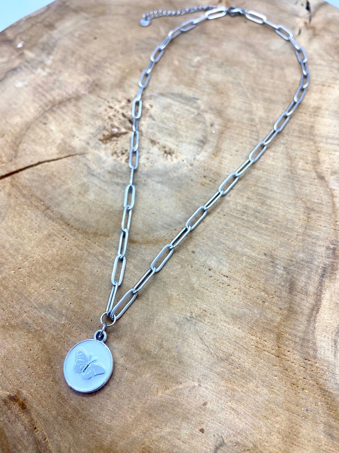 Collier chaine acier gros maillons breloques papillons argentés