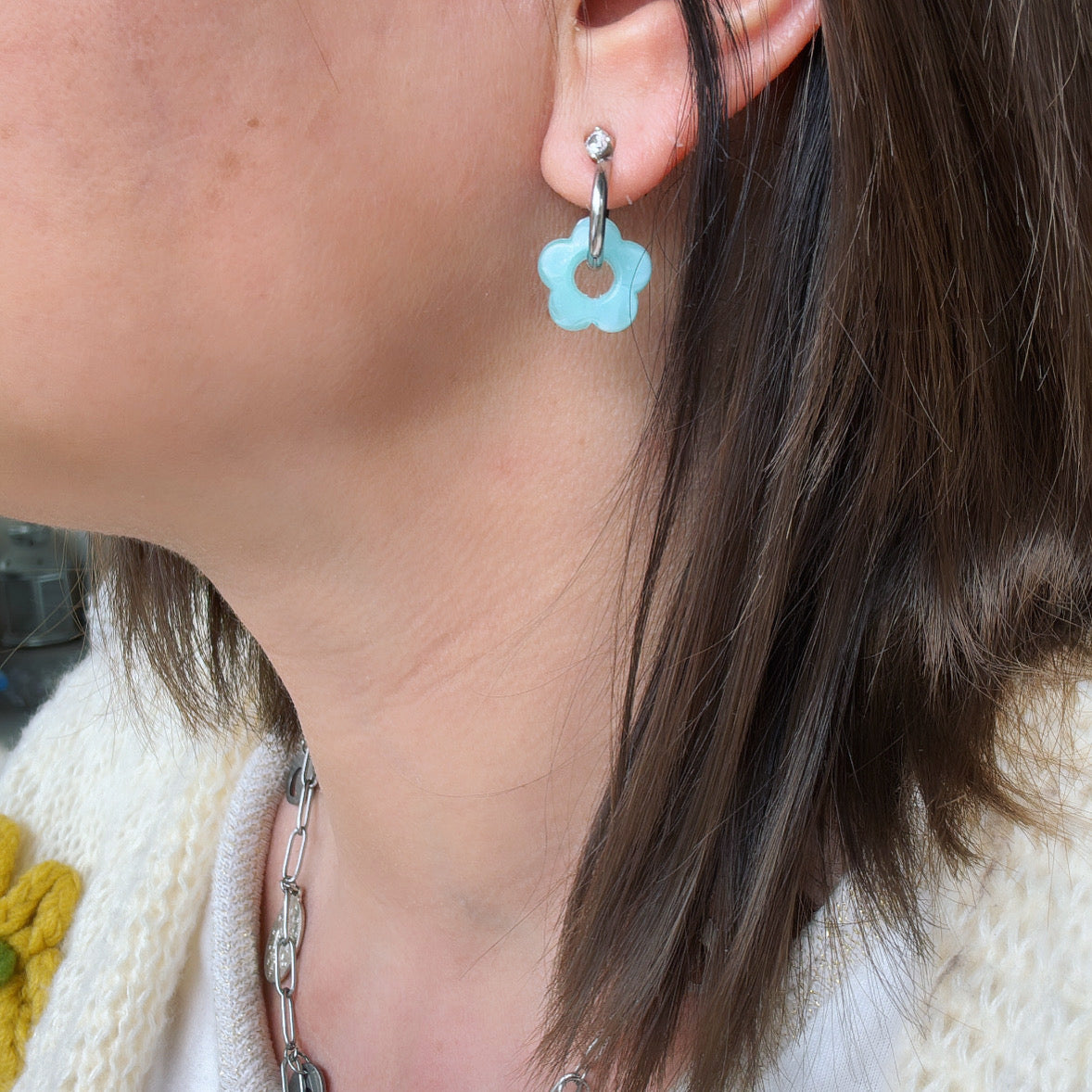 Boucles d’oreilles Créoles, avec petite fleur en acrylique colorées