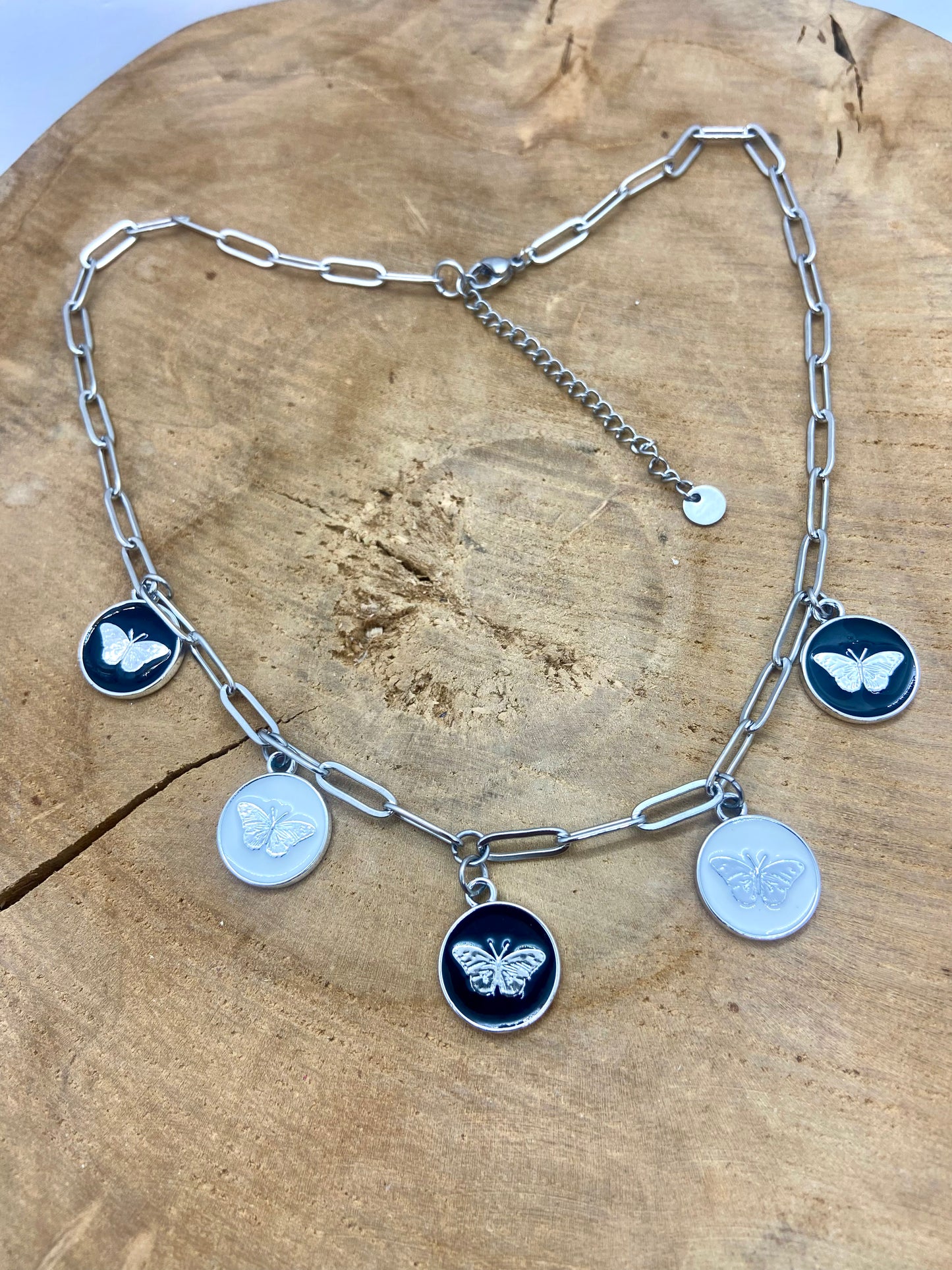 Collier chaine acier gros maillons breloques papillons argentés