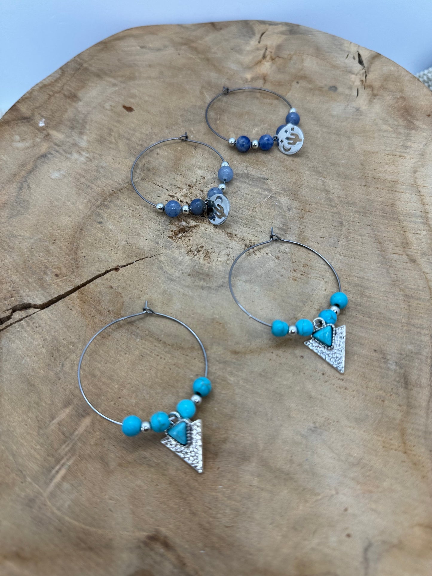 Boucles d’oreilles créoles bohème avec pierres naturelles et breloques