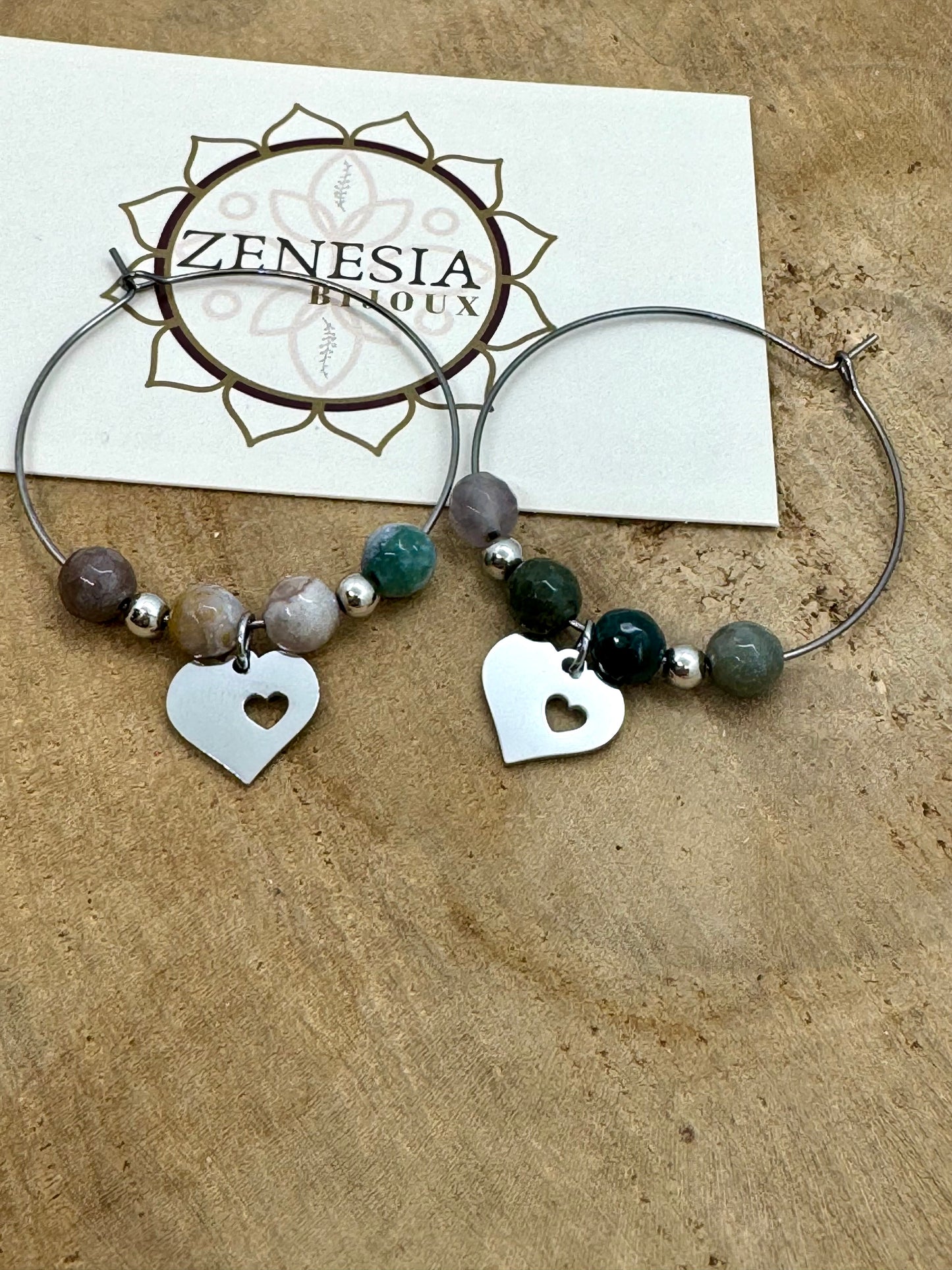 Boucles d’oreilles créoles bohème avec pierres naturelles et breloques