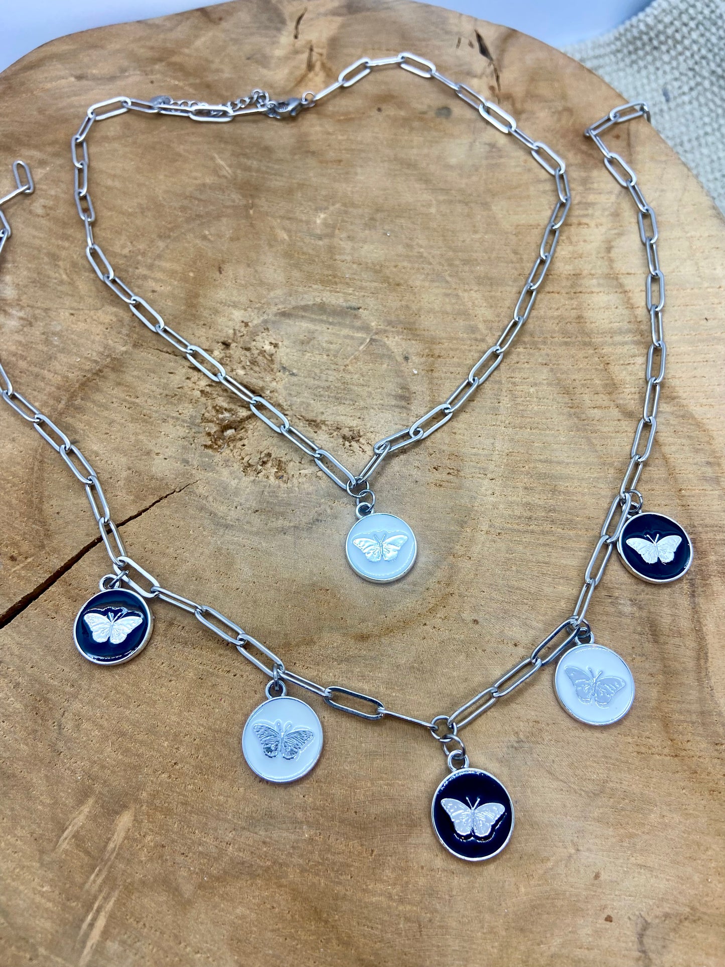 Collier chaine acier gros maillons breloques papillons argentés