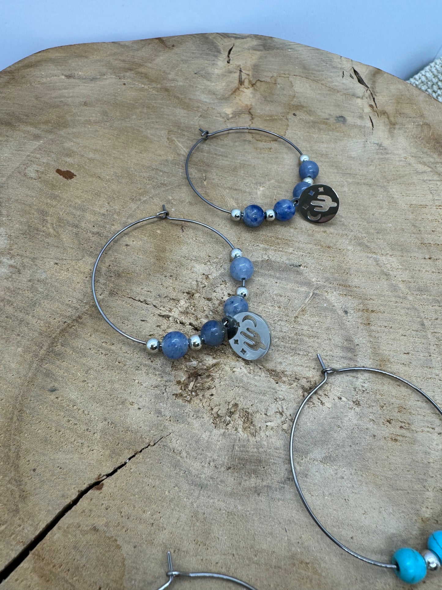 Boucles d’oreilles créoles bohème avec pierres naturelles et breloques