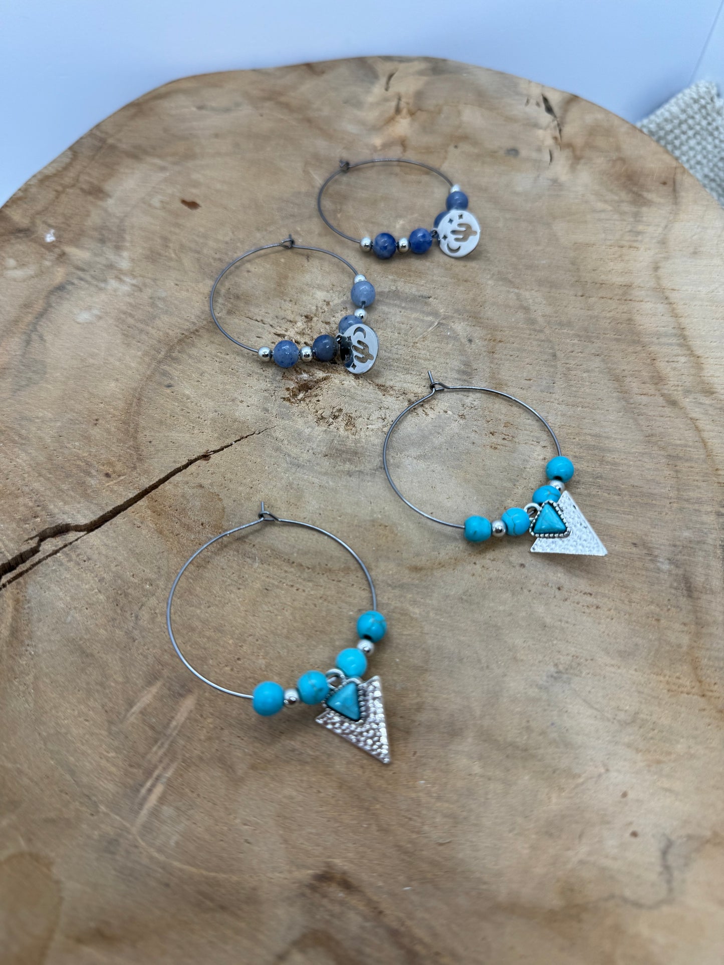 Boucles d’oreilles créoles bohème avec pierres naturelles et breloques