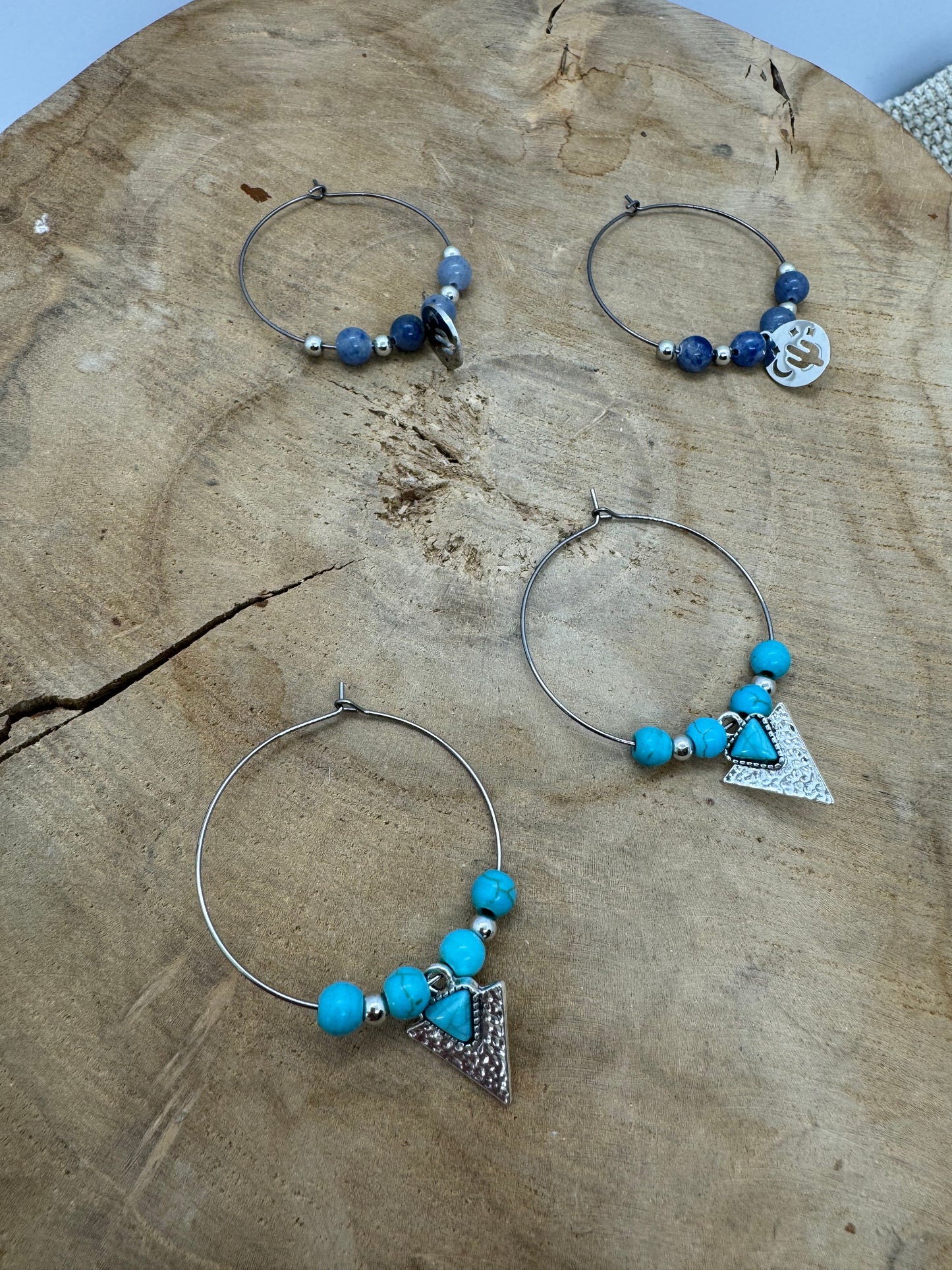 Boucles d’oreilles créoles bohème avec pierres naturelles et breloques