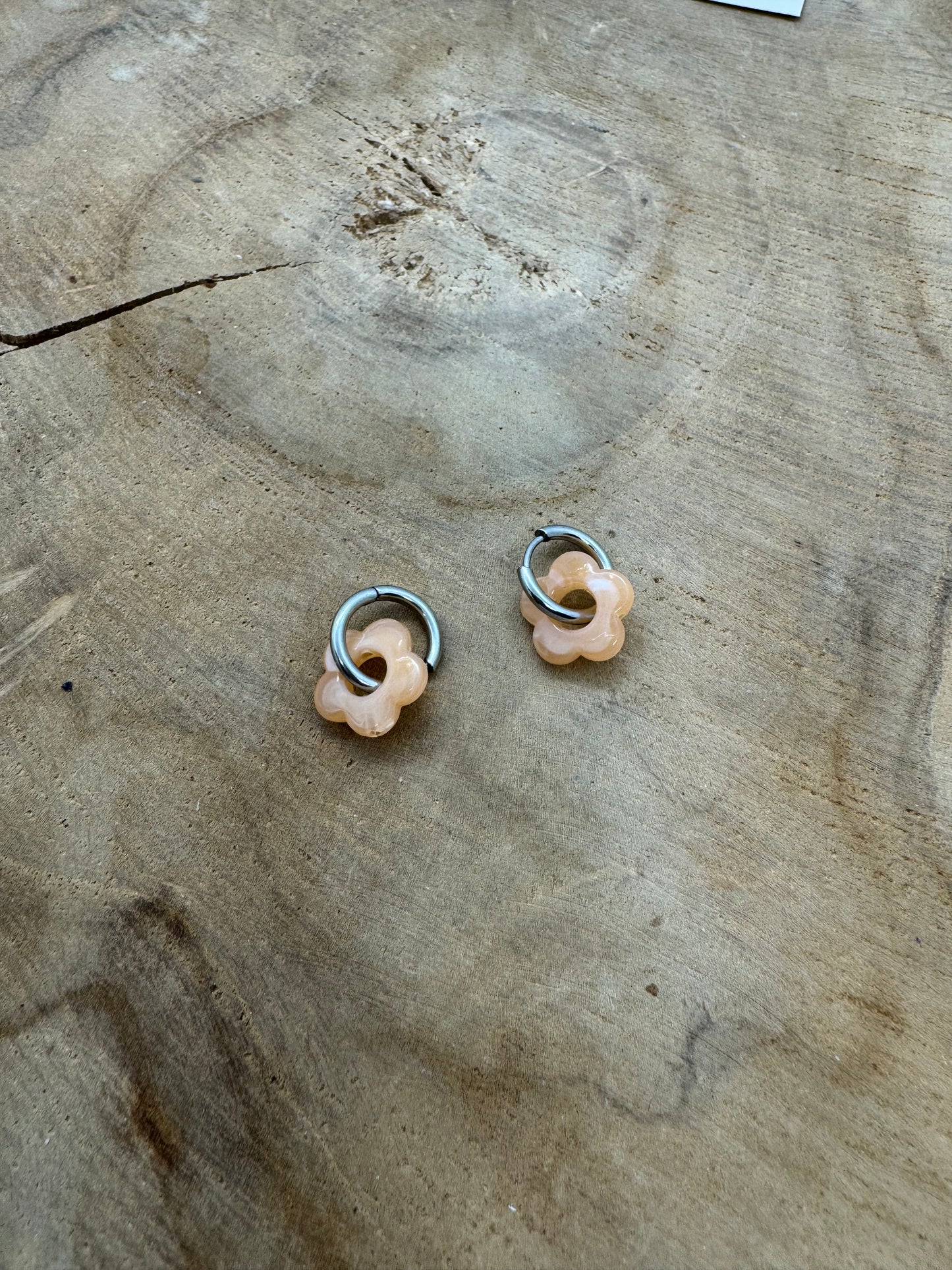 Boucles d’oreilles Créoles, avec petite fleur en acrylique colorées