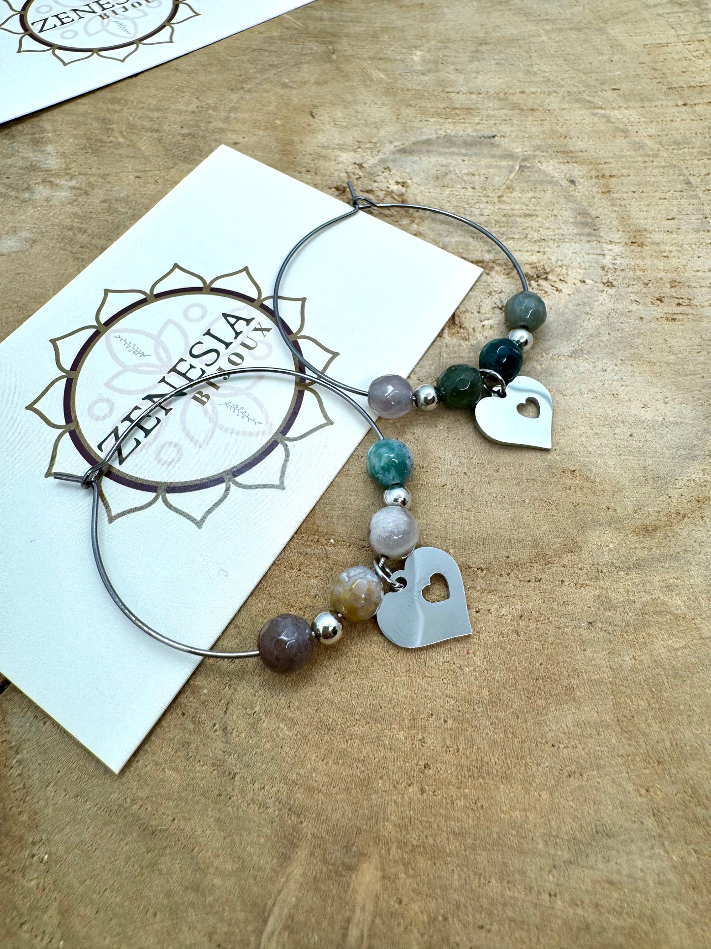 Boucles d’oreilles créoles bohème avec pierres naturelles et breloques
