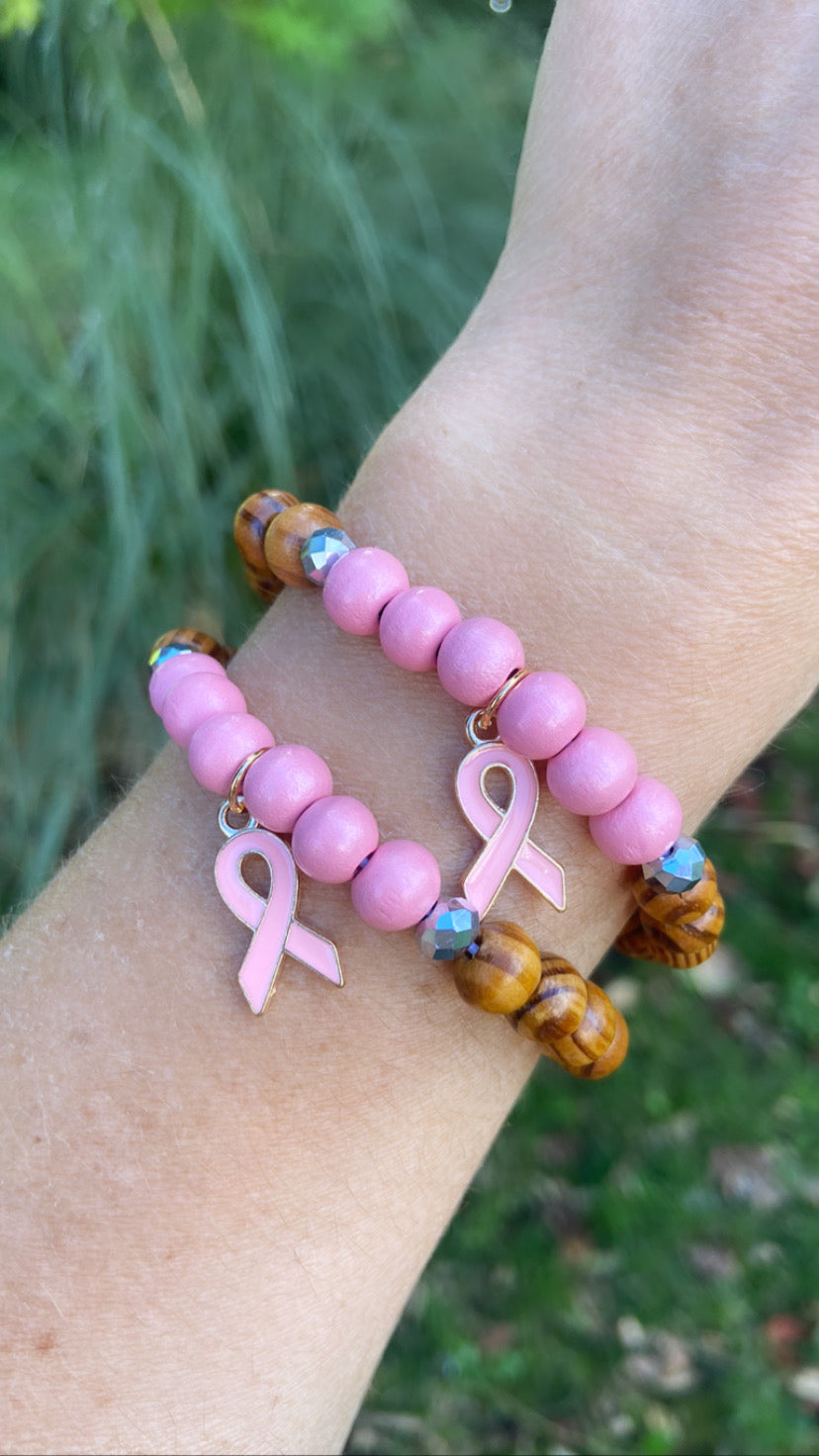 bracelets en bois, breloque, ruban rose, thème octobre rose