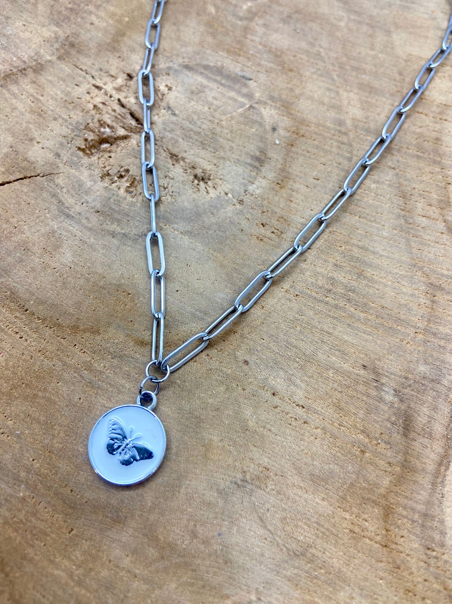 Collier chaine acier gros maillons breloques papillons argentés