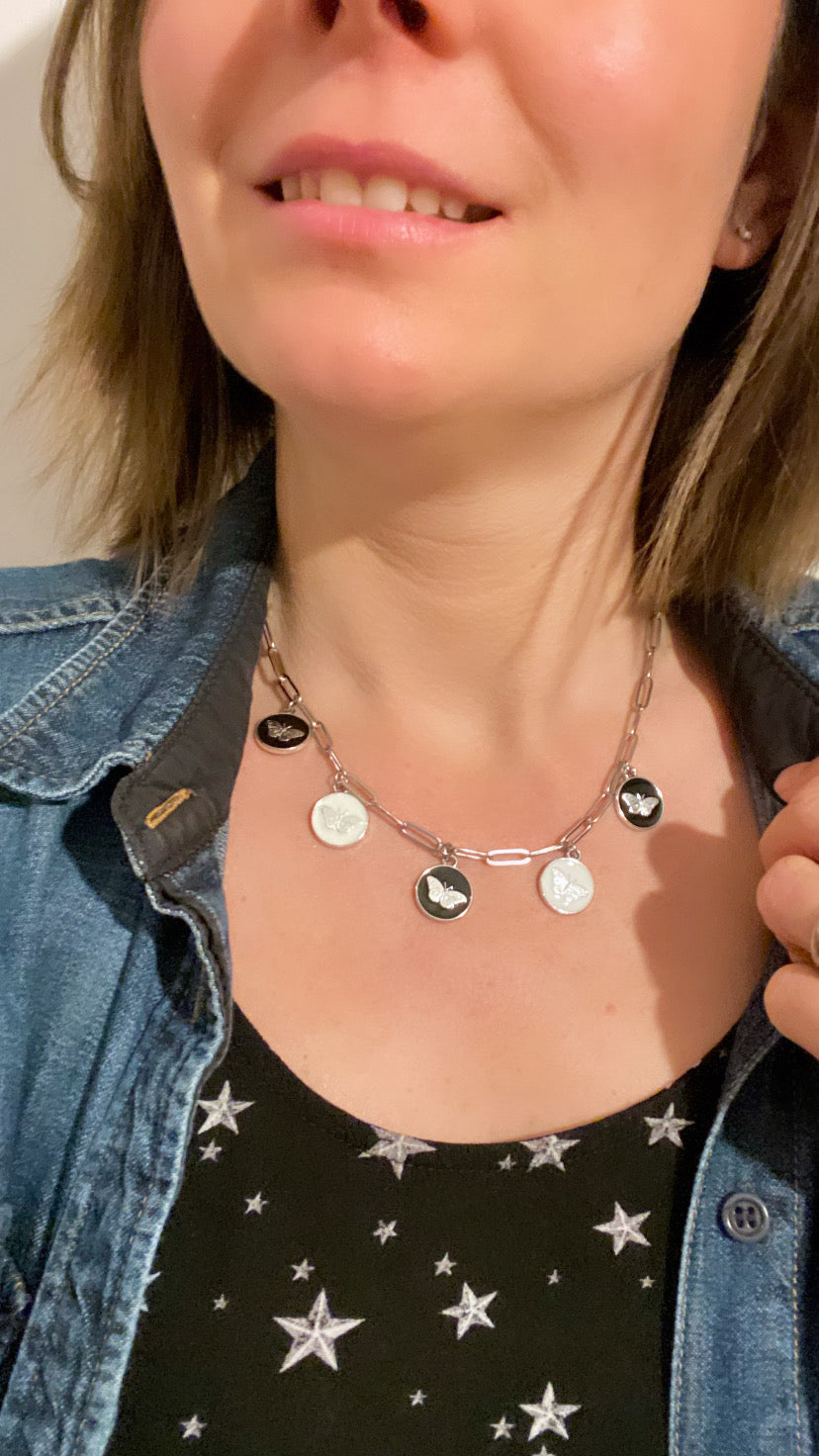 Collier chaine acier gros maillons breloques papillons argentés