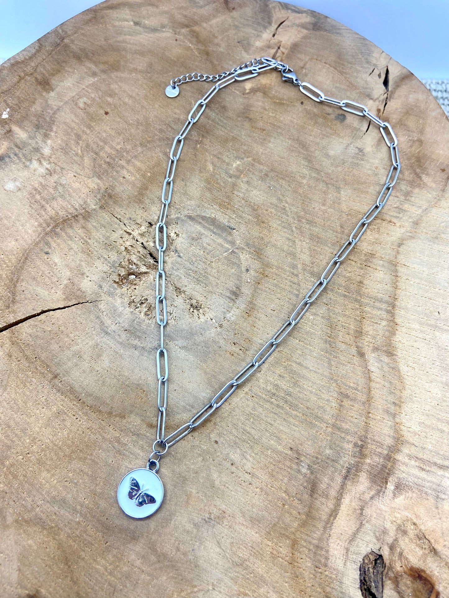 Collier chaine acier gros maillons breloques papillons argentés