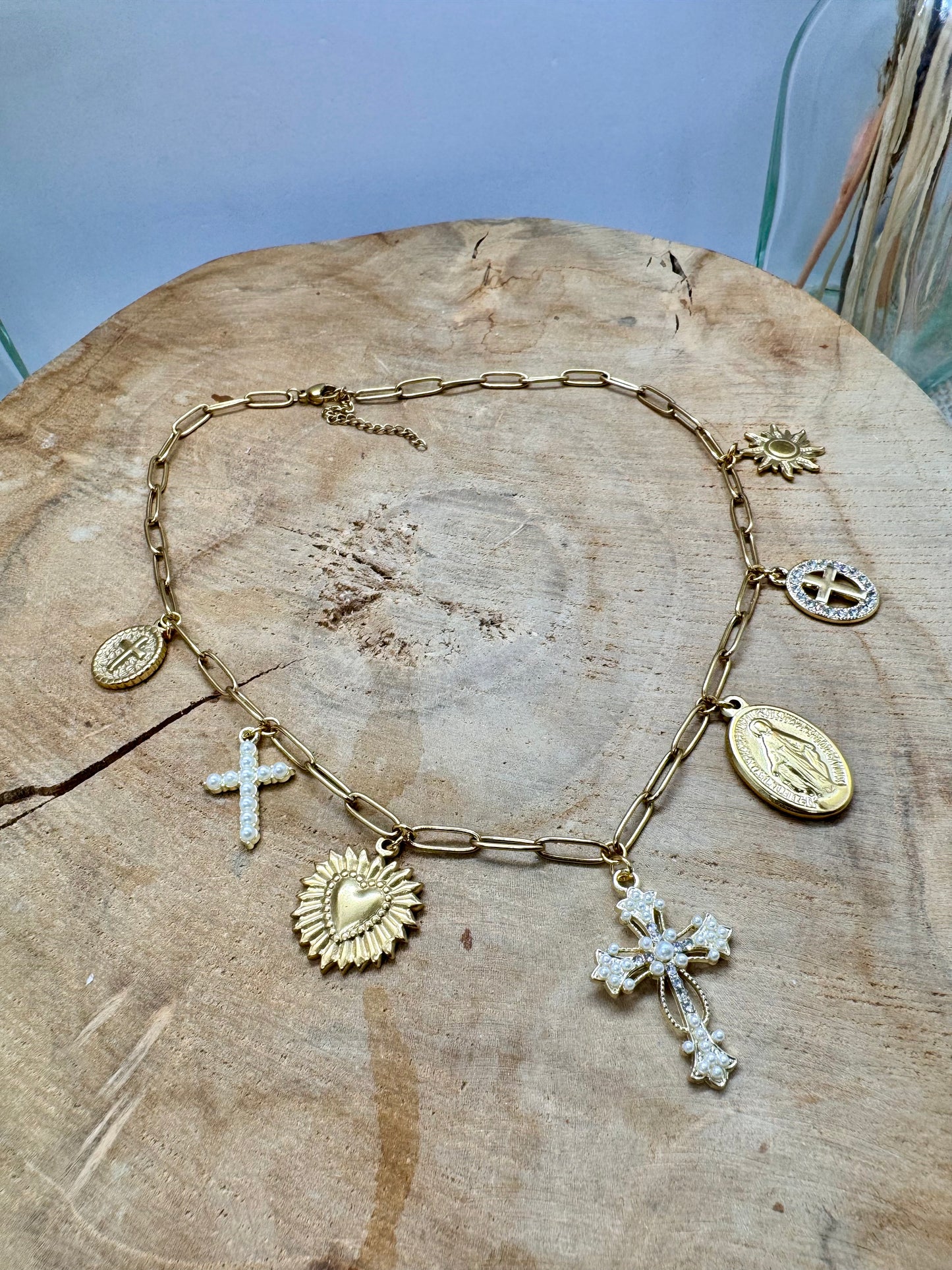 Collier à breloques chapelet et croix religieuses