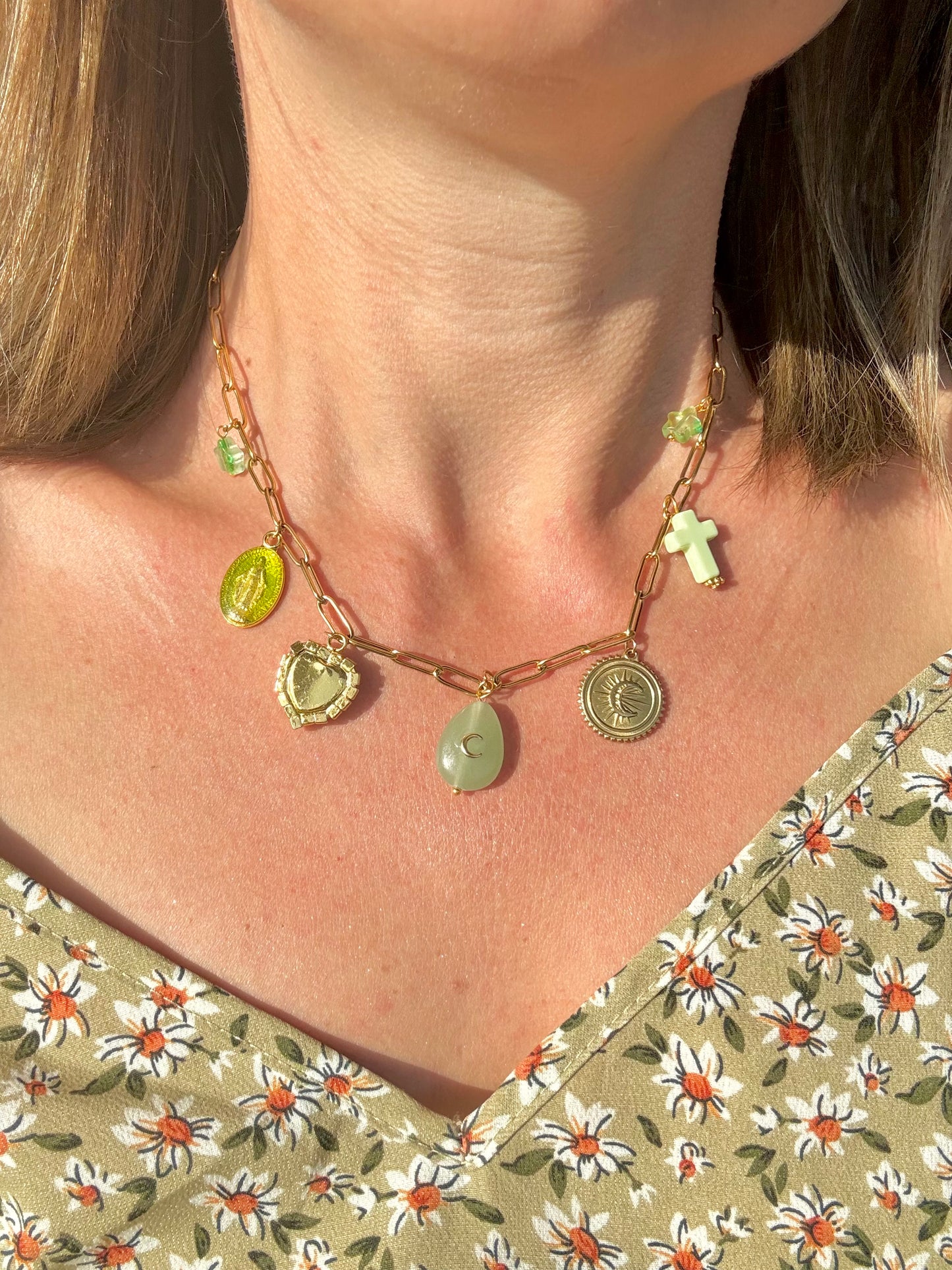 Collier Artisanal en Acier Inoxydable Doré avec Breloques Religieuses Bleu Turquoise ou Violet