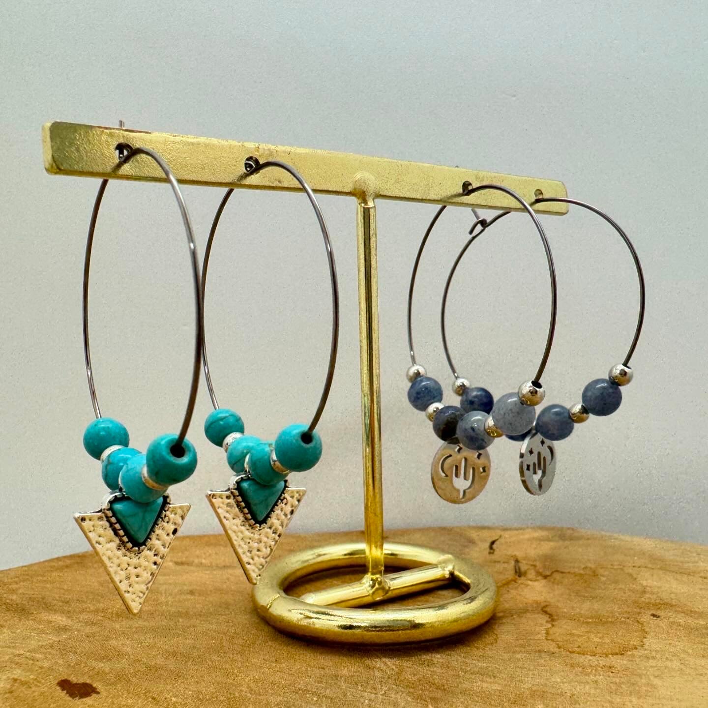 Boucles d’oreilles créoles bohème avec pierres naturelles et breloques