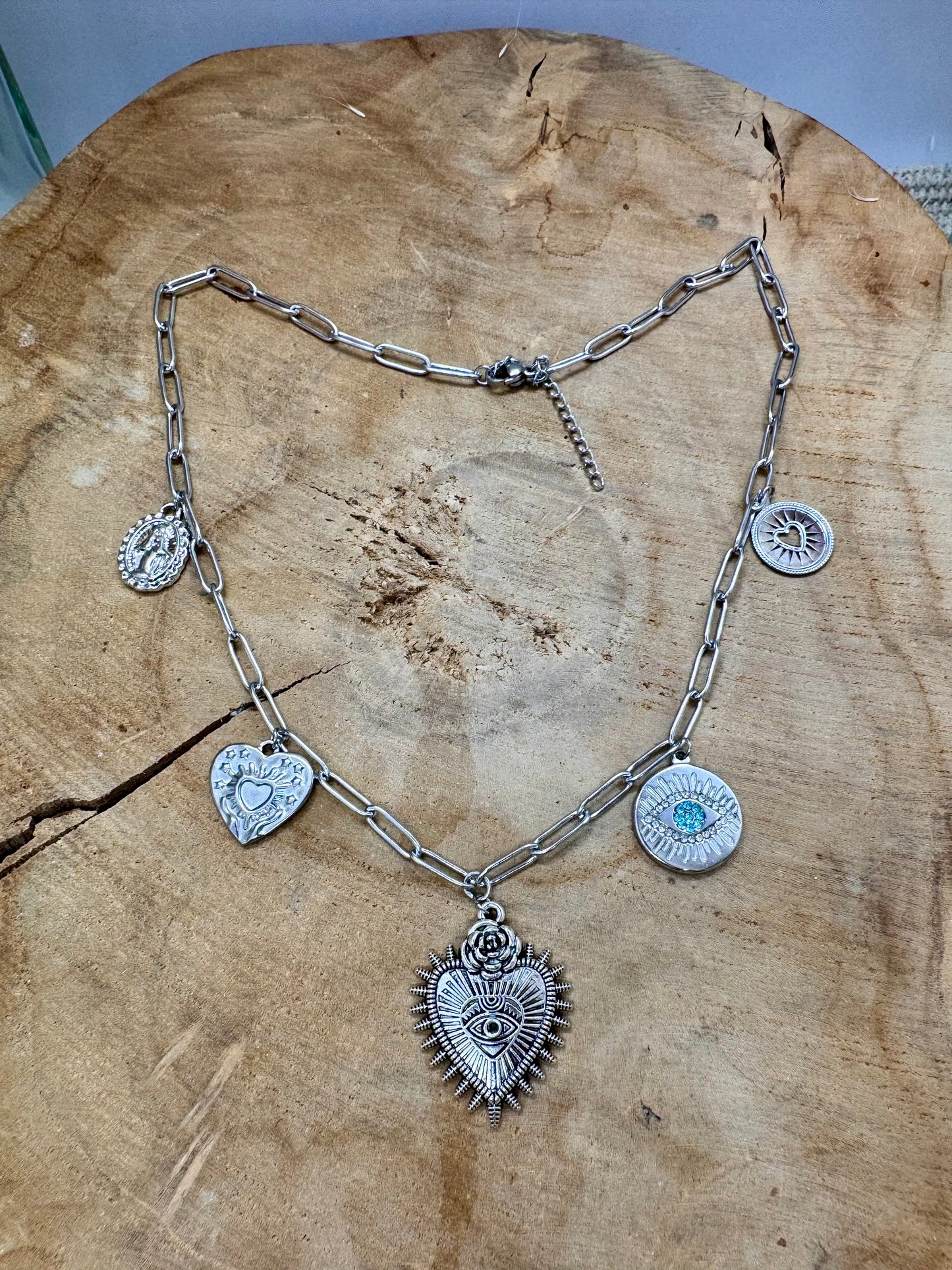 Collier grosse chaîne acier inoxydable argentée avec breloques religieuses façon talisman