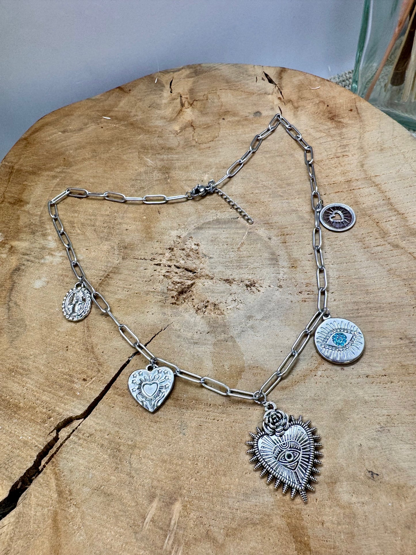 Collier grosse chaîne acier inoxydable argentée avec breloques religieuses façon talisman