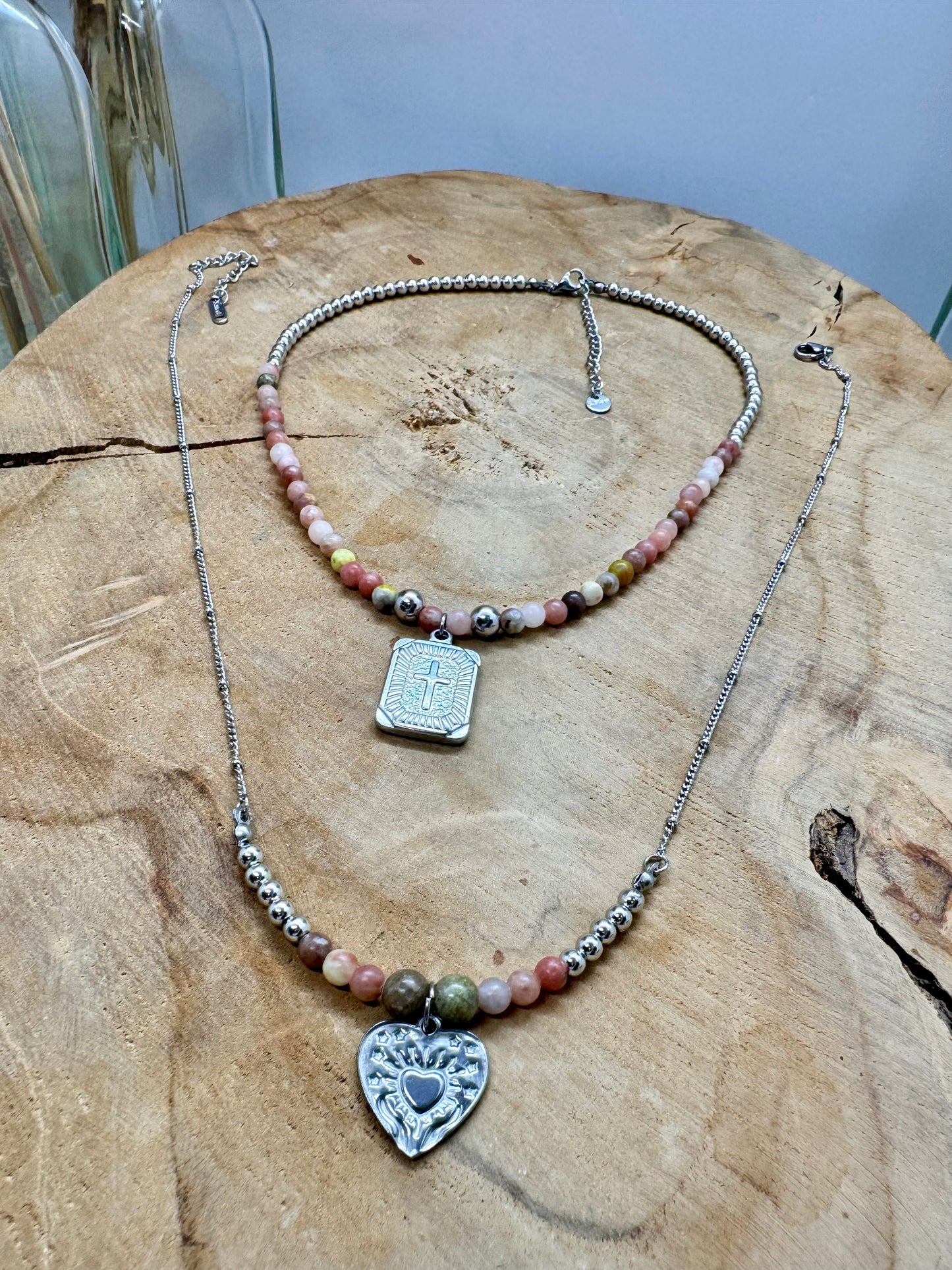 Collier ras de cou en perles fines – Jade Plum Blossom avec pendentif bohème argenté en Acier Inoxydable