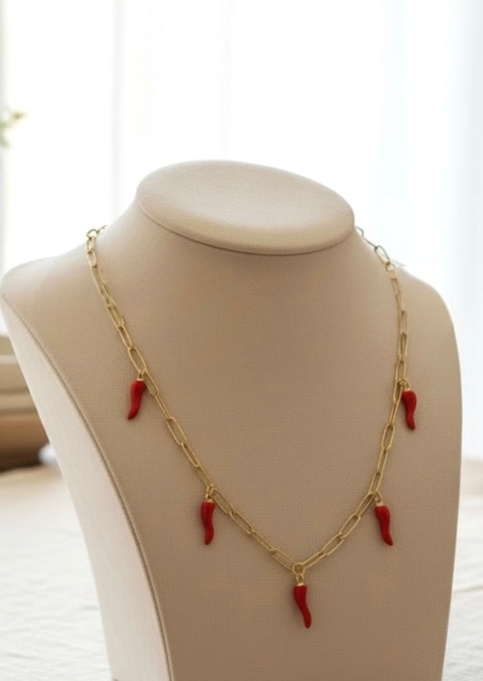 Collier chaîne dorée à gros maillons & piments rouges