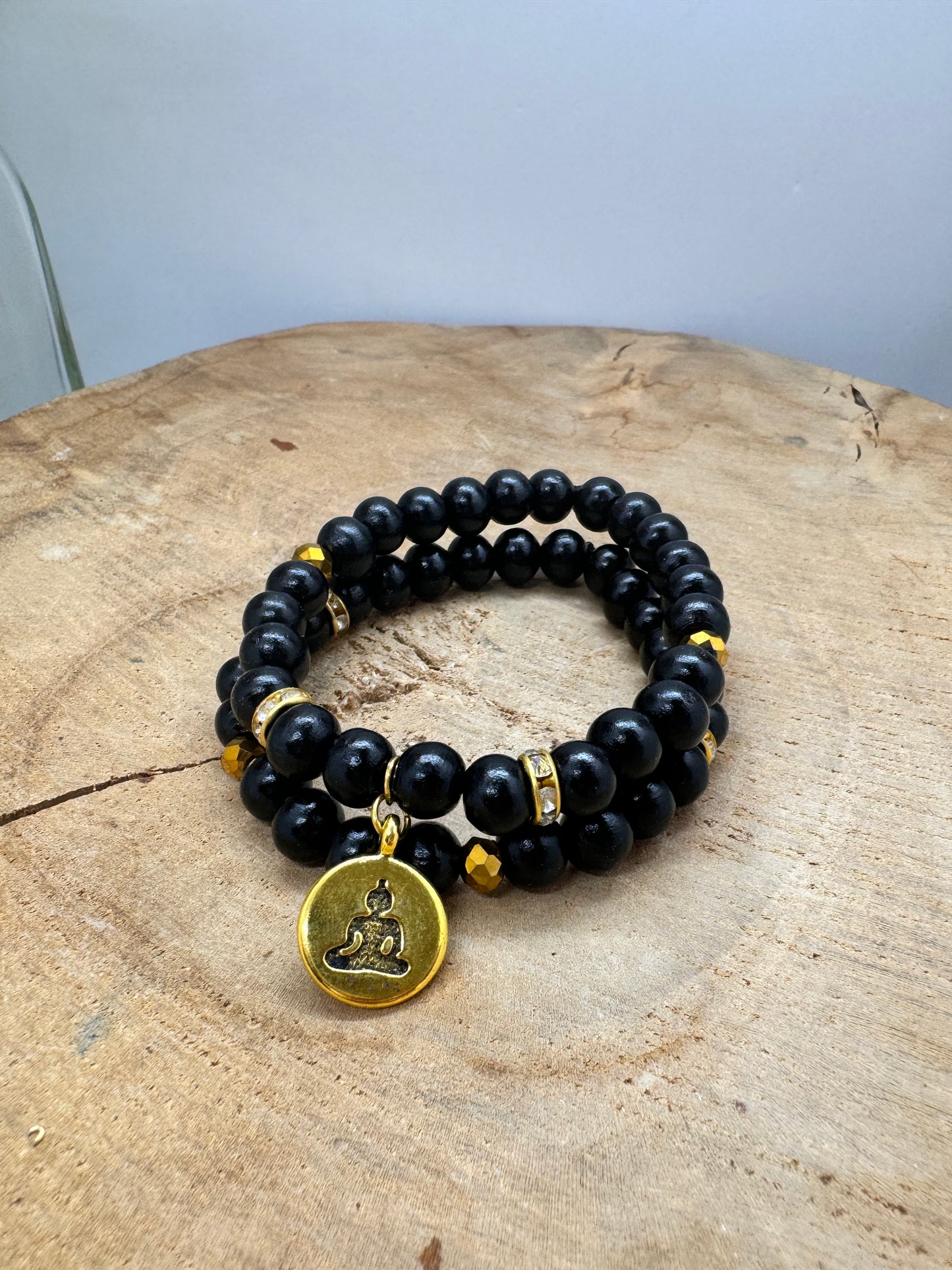 Duo de bracelets en bois noir et breloque yogi dorée