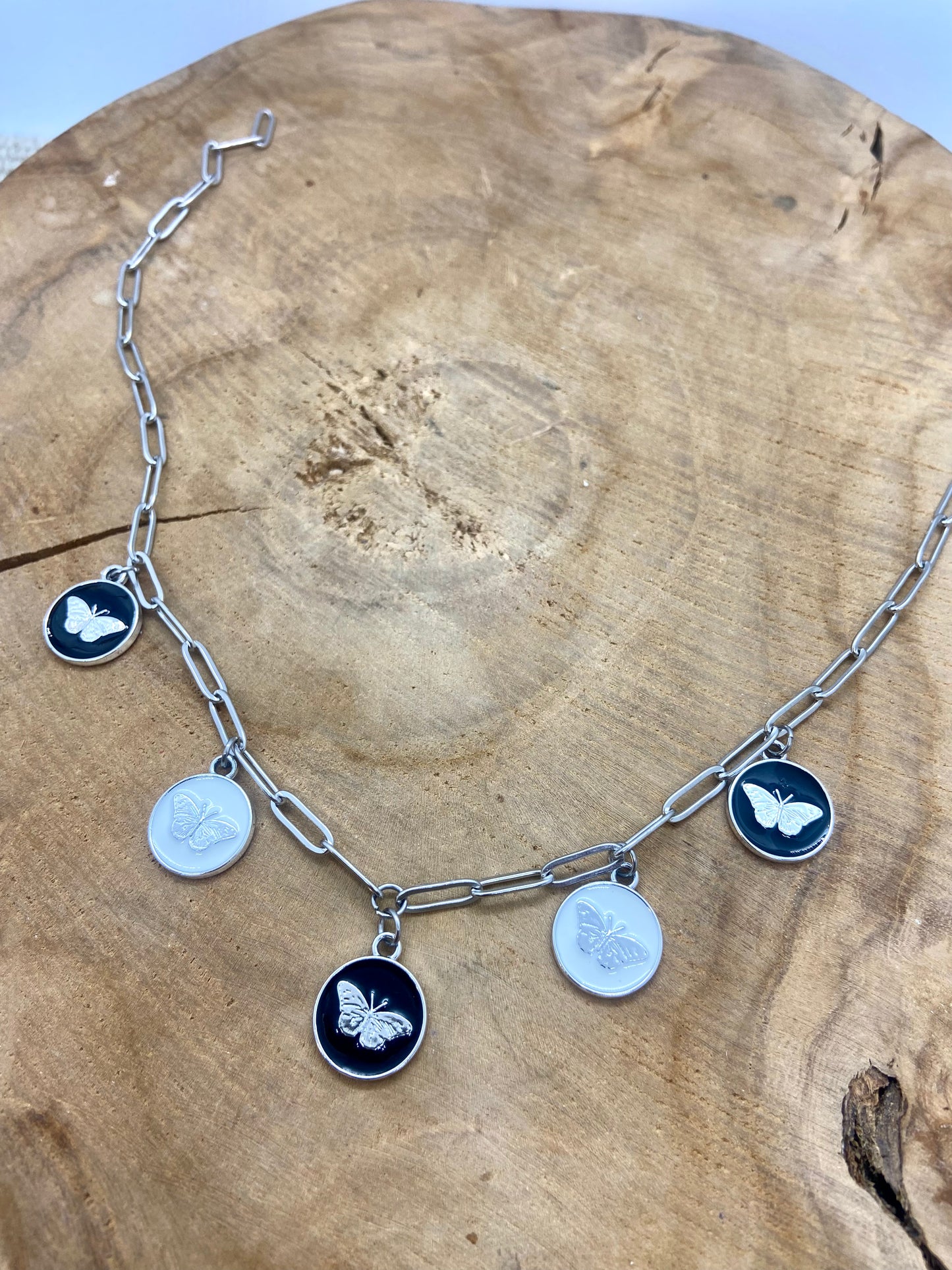 Collier chaine acier gros maillons breloques papillons argentés