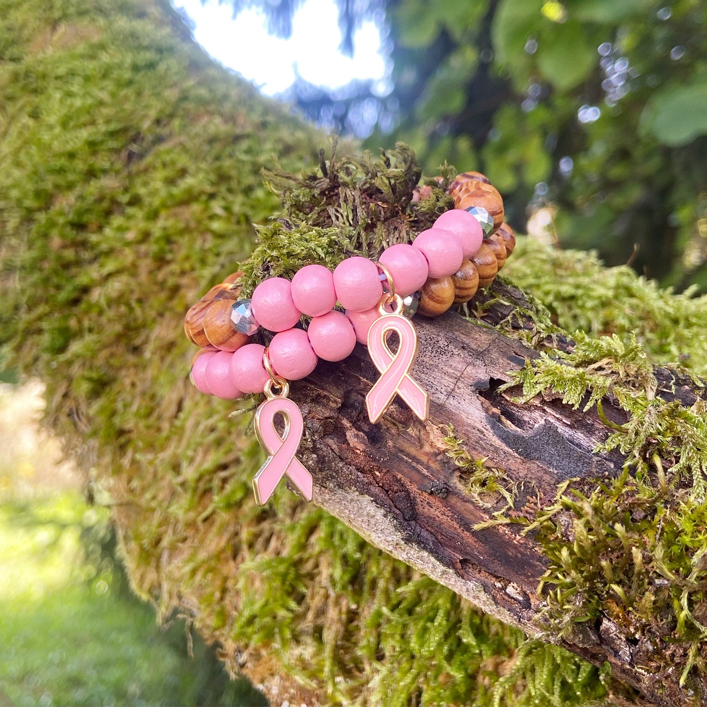 bracelets en bois, breloque, ruban rose, thème octobre rose