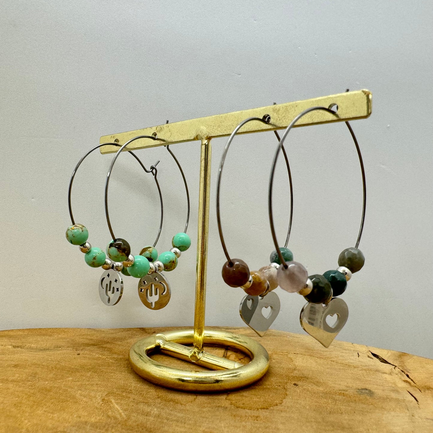Boucles d’oreilles créoles bohème avec pierres naturelles et breloques