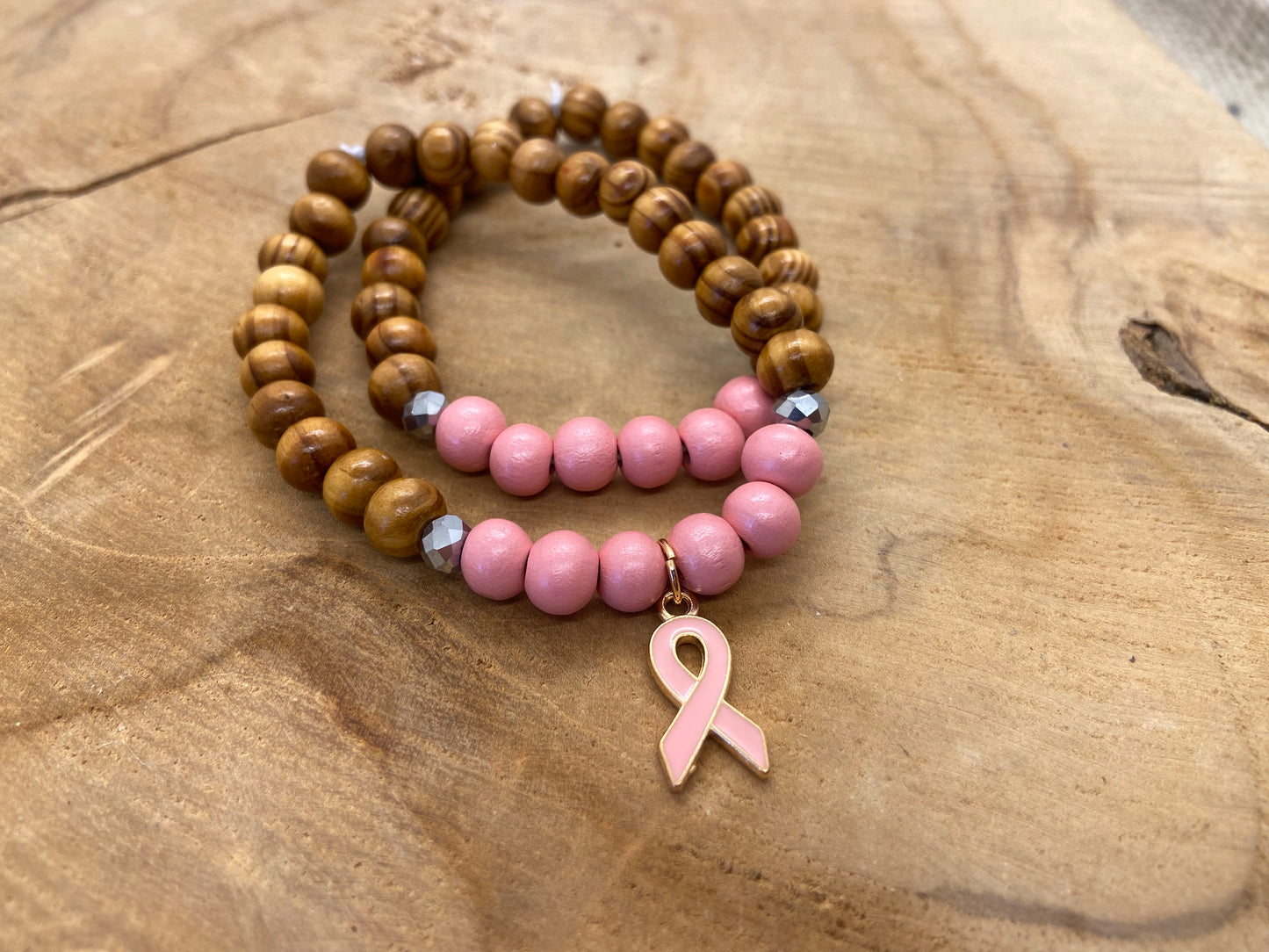 bracelets en bois, breloque, ruban rose, thème octobre rose