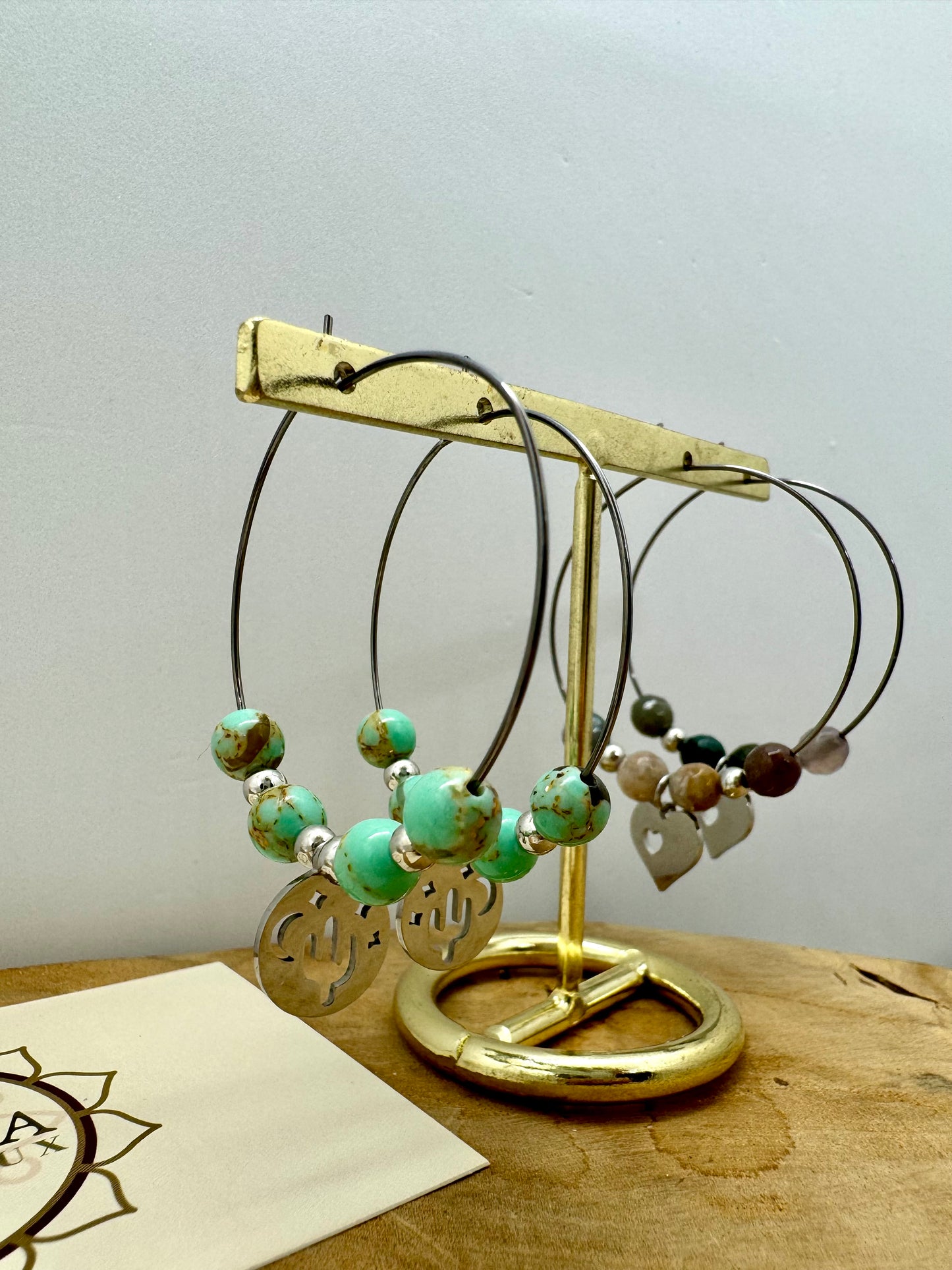 Boucles d’oreilles créoles bohème avec pierres naturelles et breloques