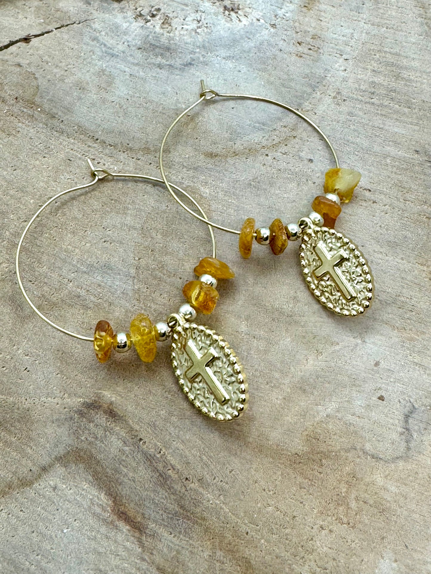 Boucles d’oreilles créoles bohème avec pierres naturelles et breloques