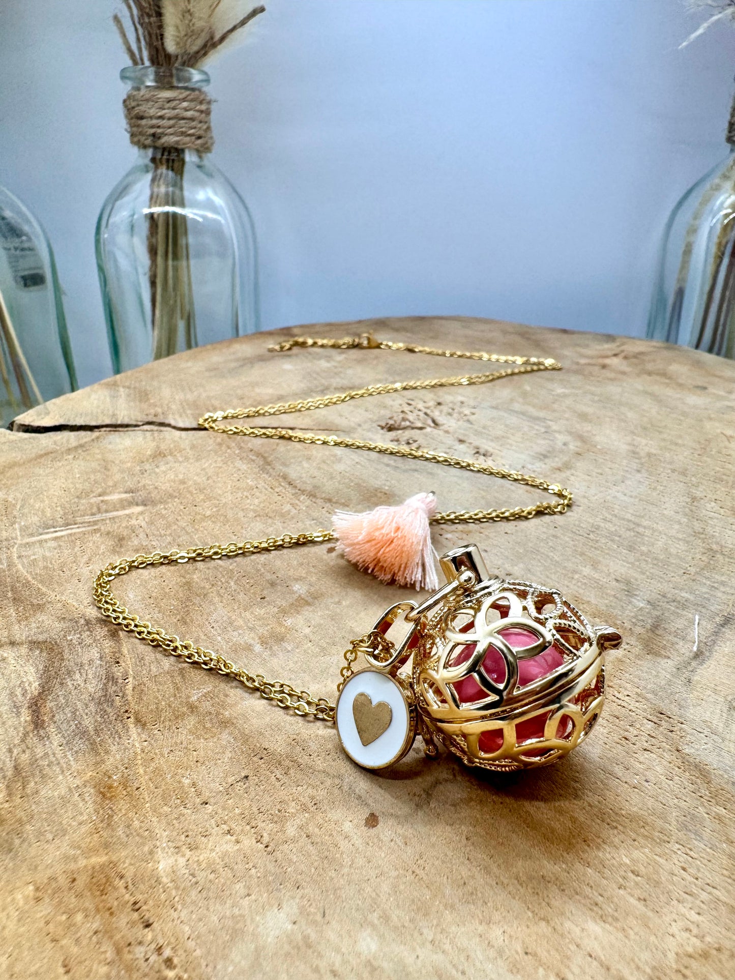 Bola de Grossesse en Acier Inoxydable Doré et Rose Layette avec Breloques Cœurs et Pompon Rose