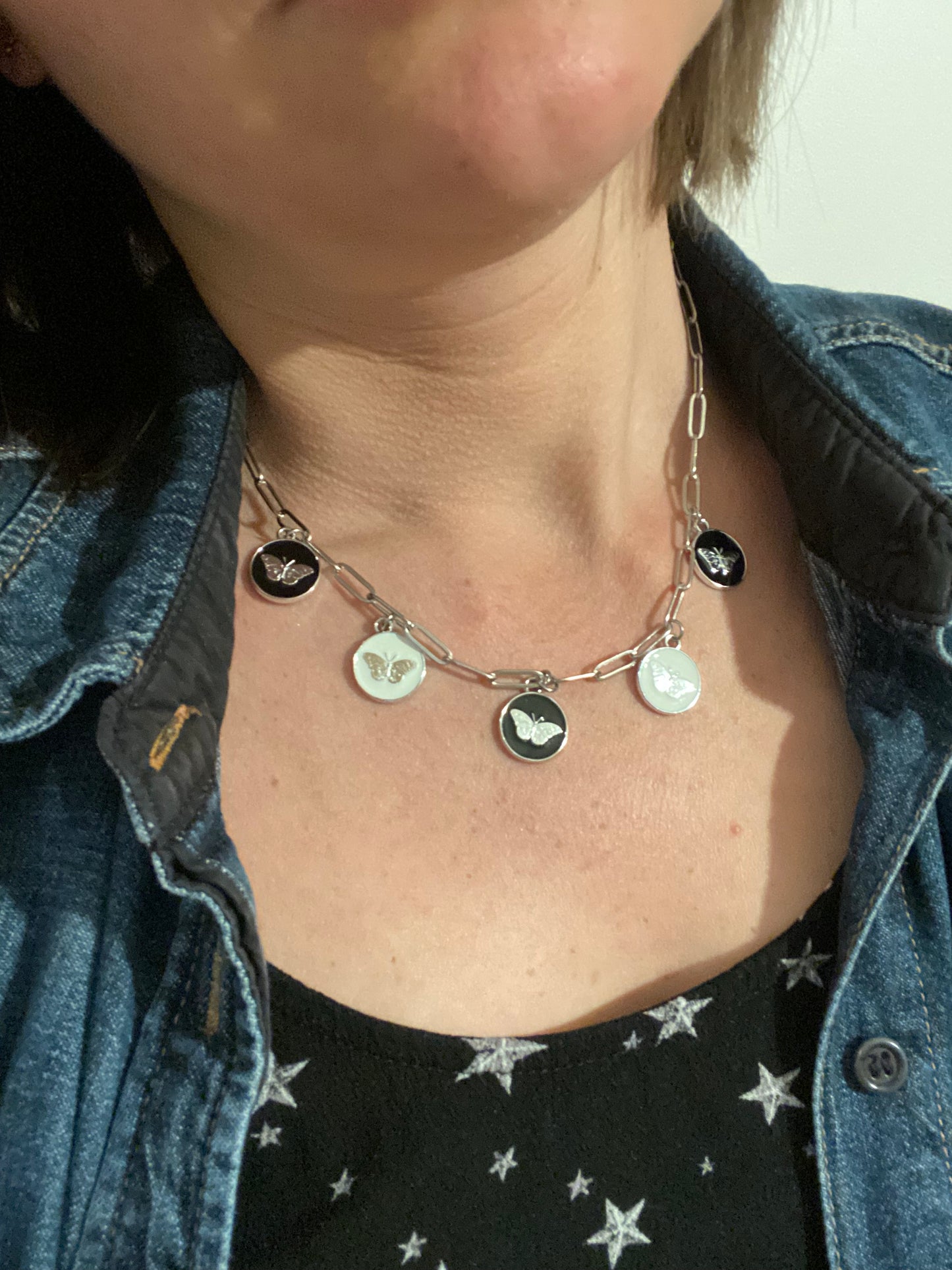 Collier chaine acier gros maillons breloques papillons argentés