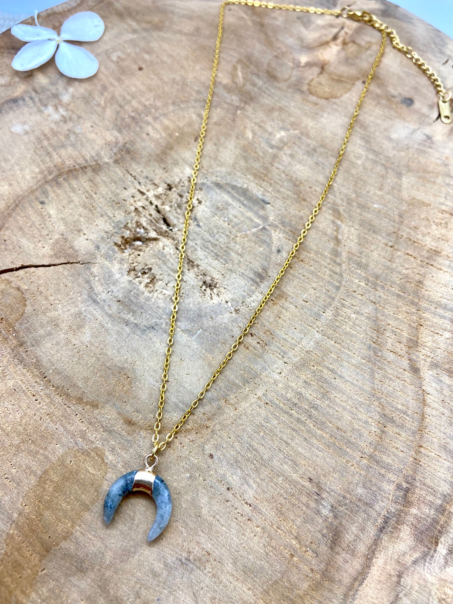 petite chaîne courte, acier inoxydable doré, pendentif croissant de lune en labradorite grise