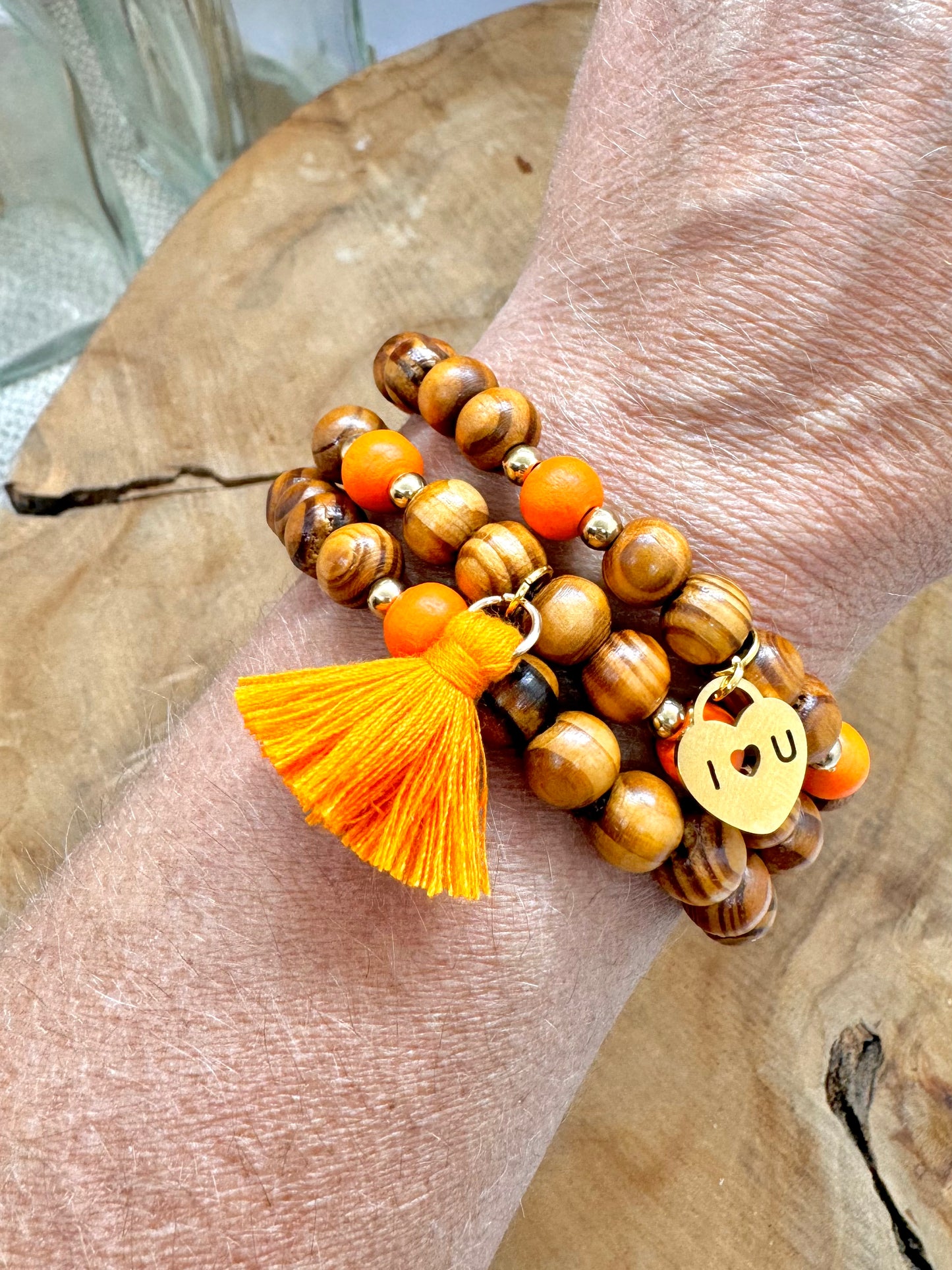 Trio de bracelets en bois artisanaux bohème chic aux couleurs d’automne et charms acier doré