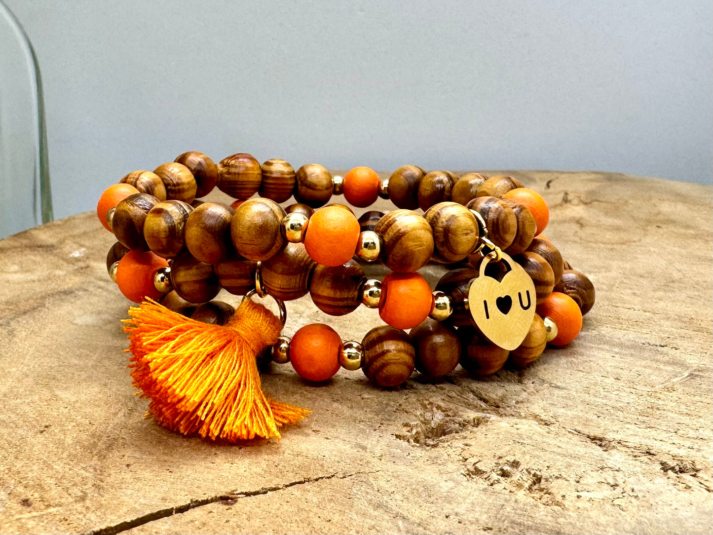 Trio de bracelets en bois artisanaux bohème chic aux couleurs d’automne et charms acier doré