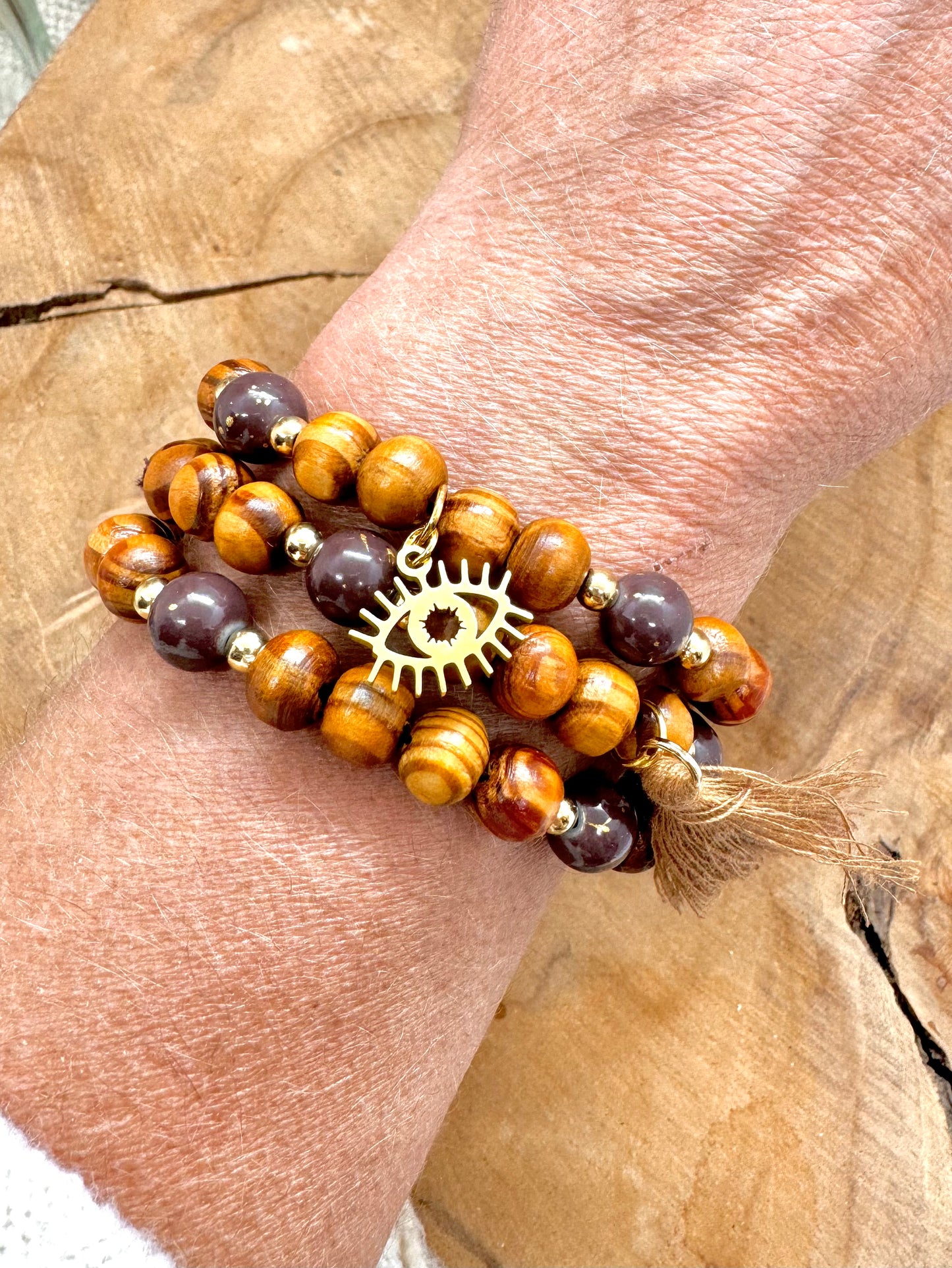 Trio de bracelets en bois artisanaux bohème chic aux couleurs d’automne et charms acier doré