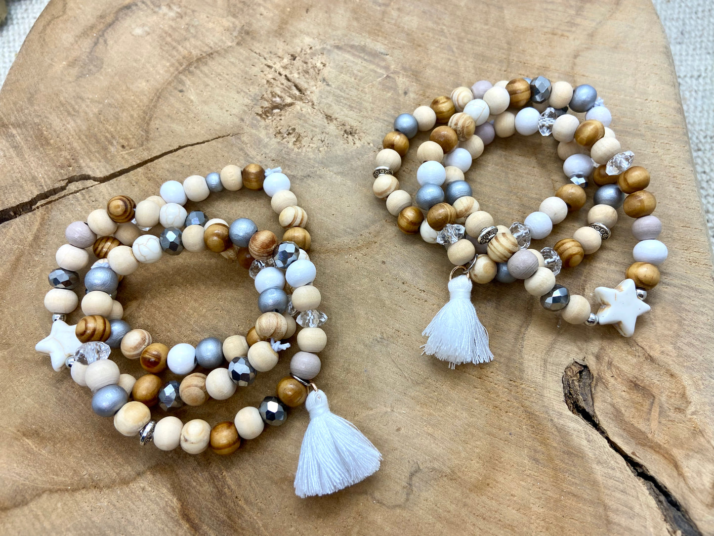 Lot de petits bracelets en bois bohème chic avec breloque