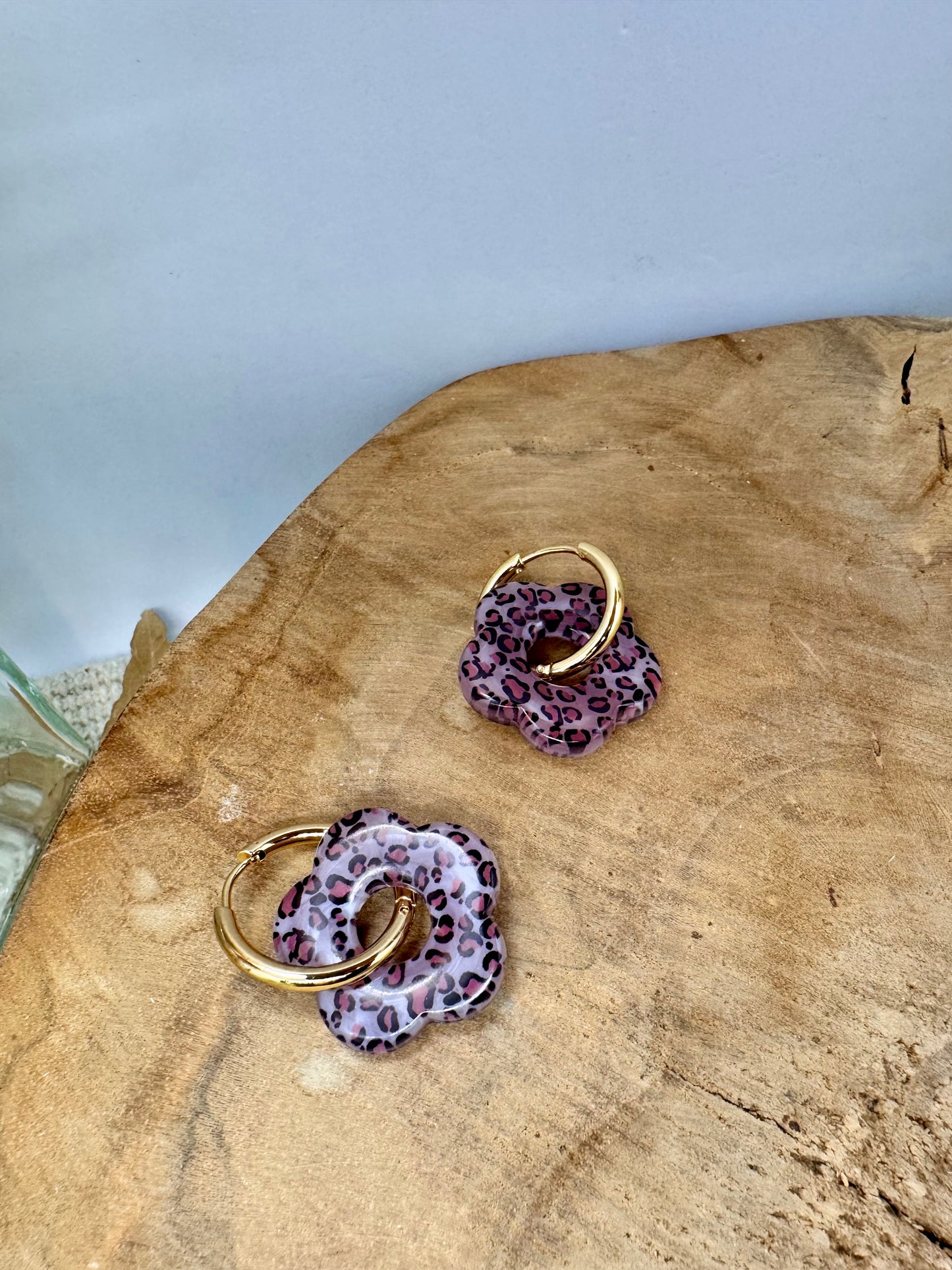 Boucles d’oreilles créoles, motif fleurs léopard