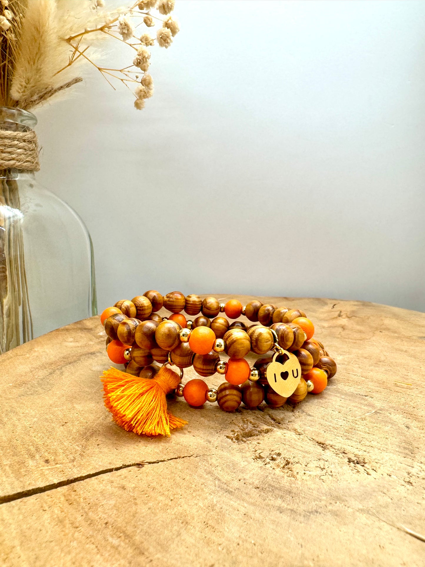 Trio de bracelets en bois artisanaux bohème chic aux couleurs d’automne et charms acier doré