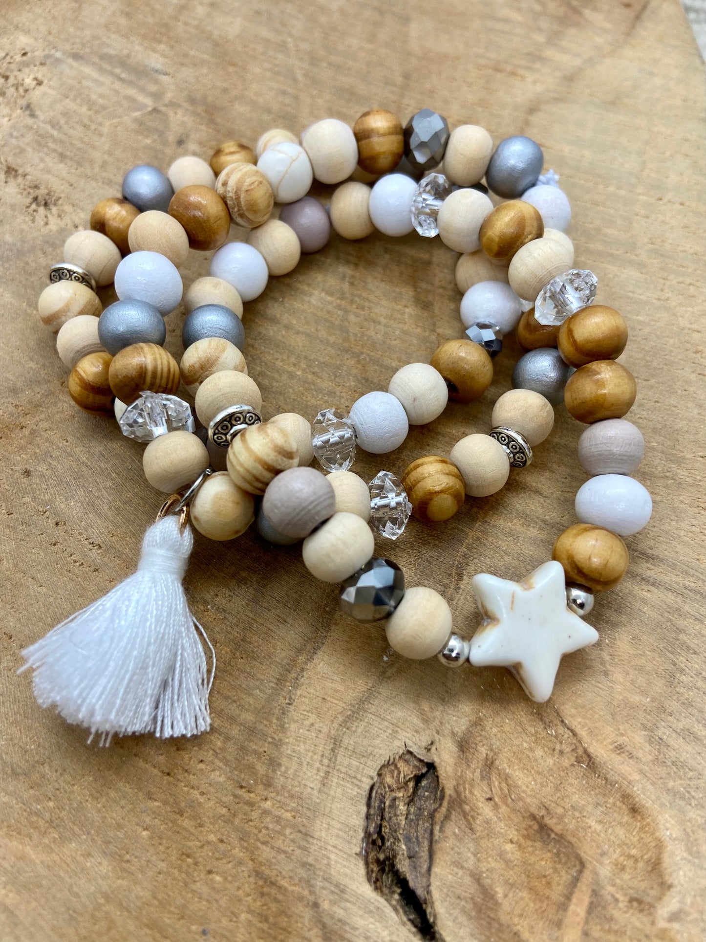 Lot de petits bracelets en bois bohème chic avec breloque