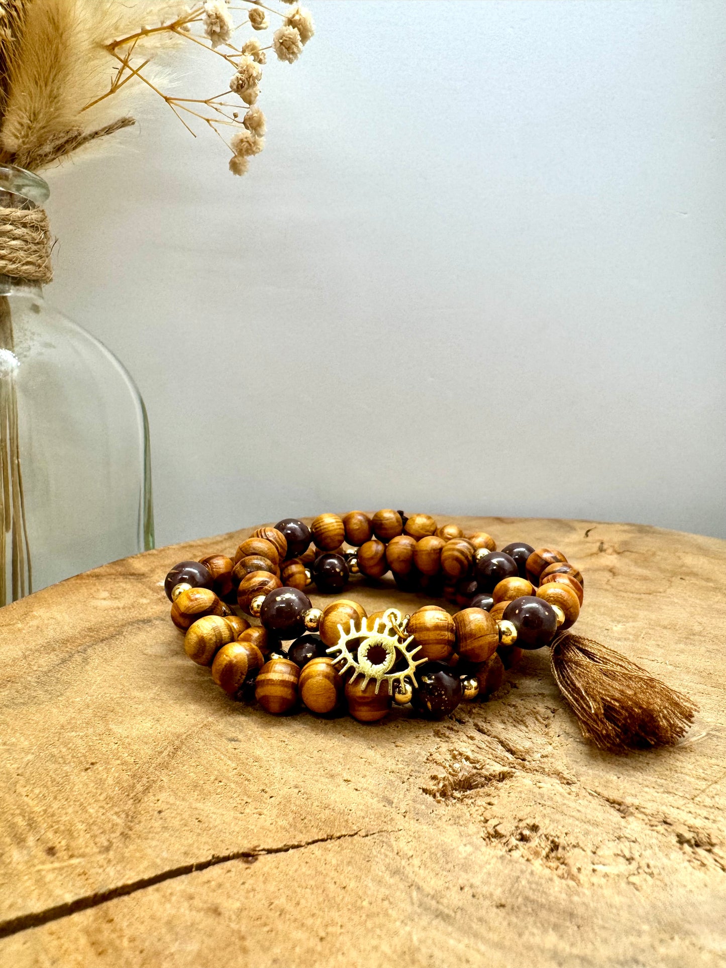 Trio de bracelets en bois artisanaux bohème chic aux couleurs d’automne et charms acier doré